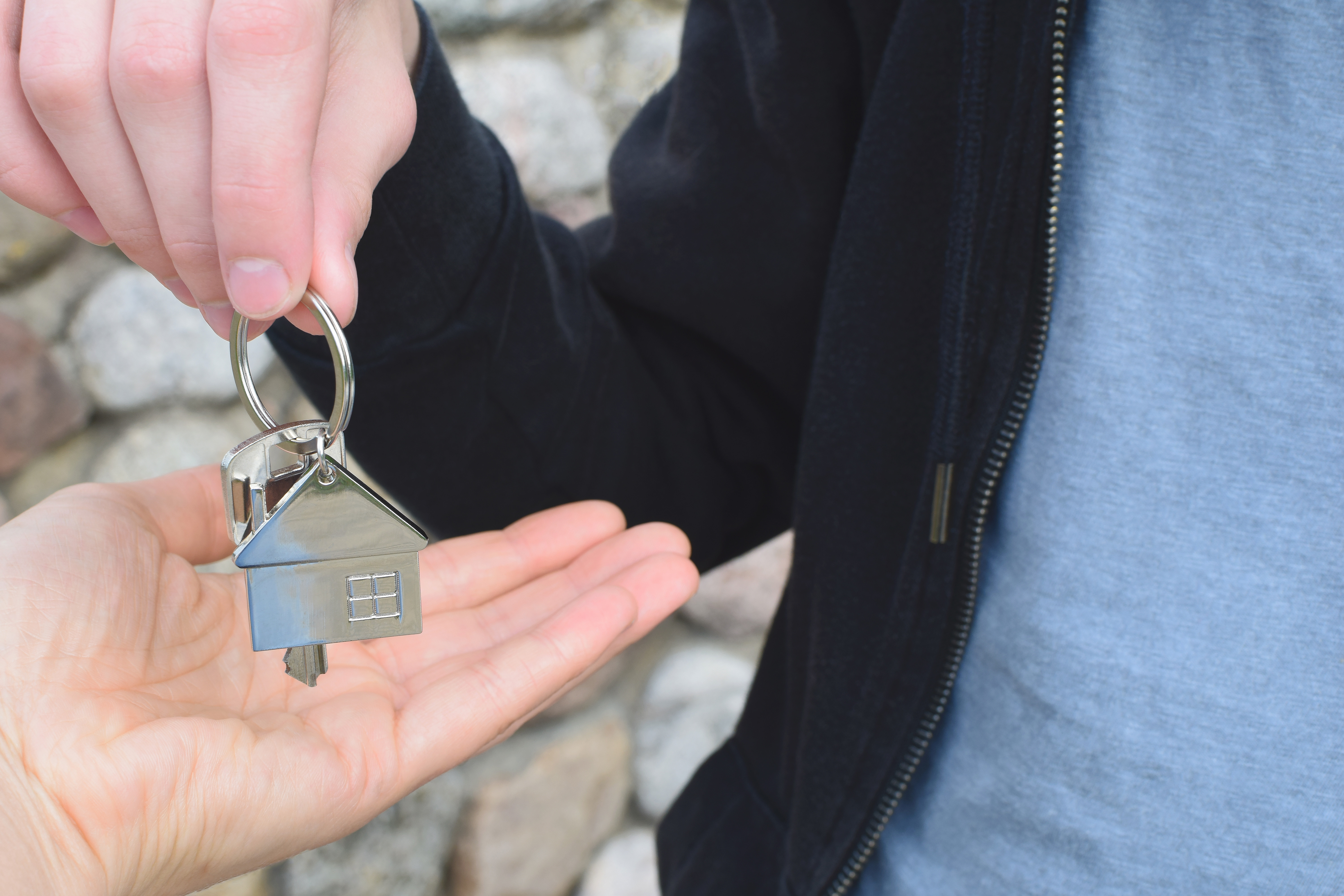 受到離婚及近期疫情影響，房東同意調降5,000元房租，讓女網友超級感動。示意圖。（東方IC）