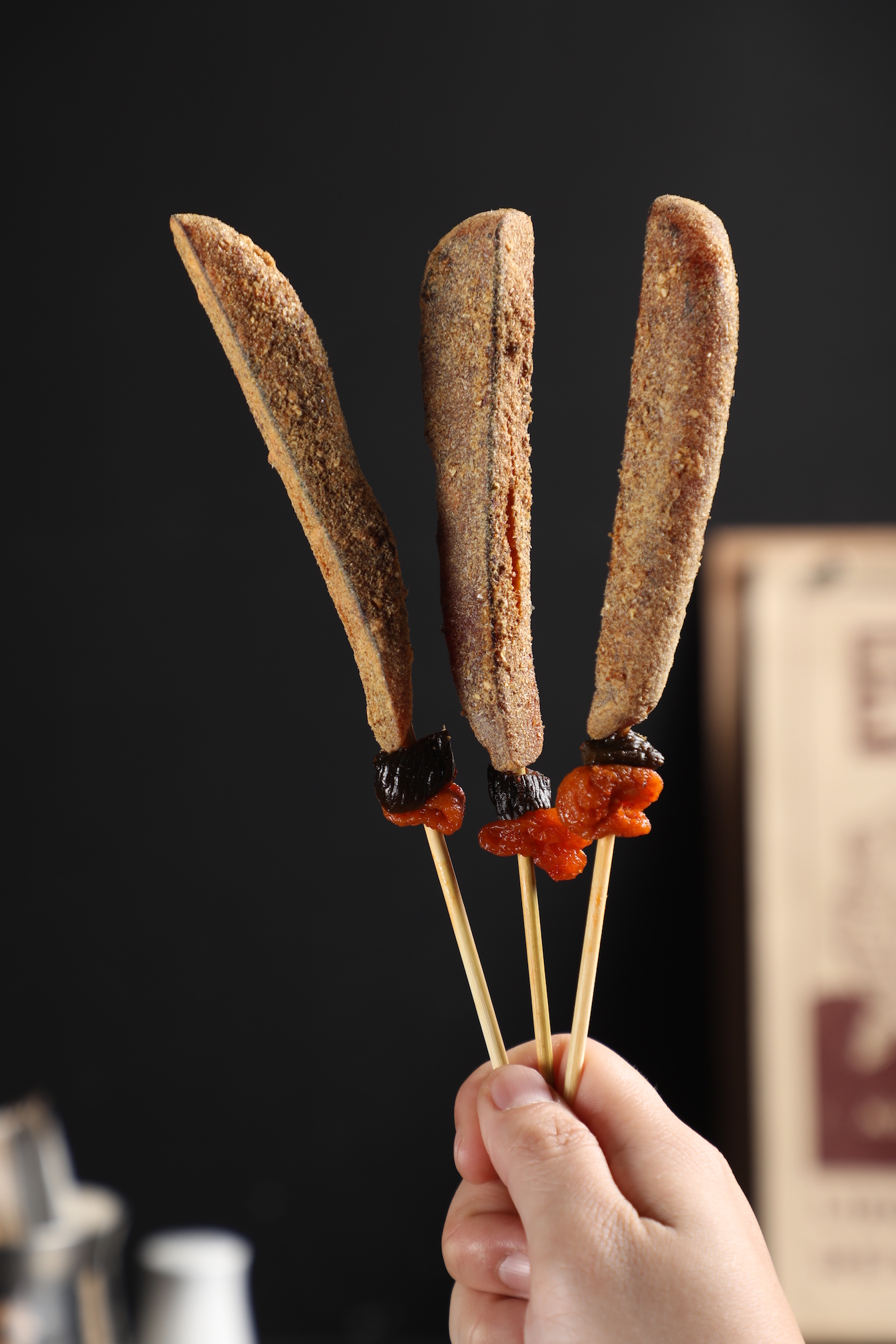 外賣下酒菜「烏魚子棒棒糖」將烤野生烏魚子，灑上柴魚粉與大紅袍，鹹香有味。（160元／支）