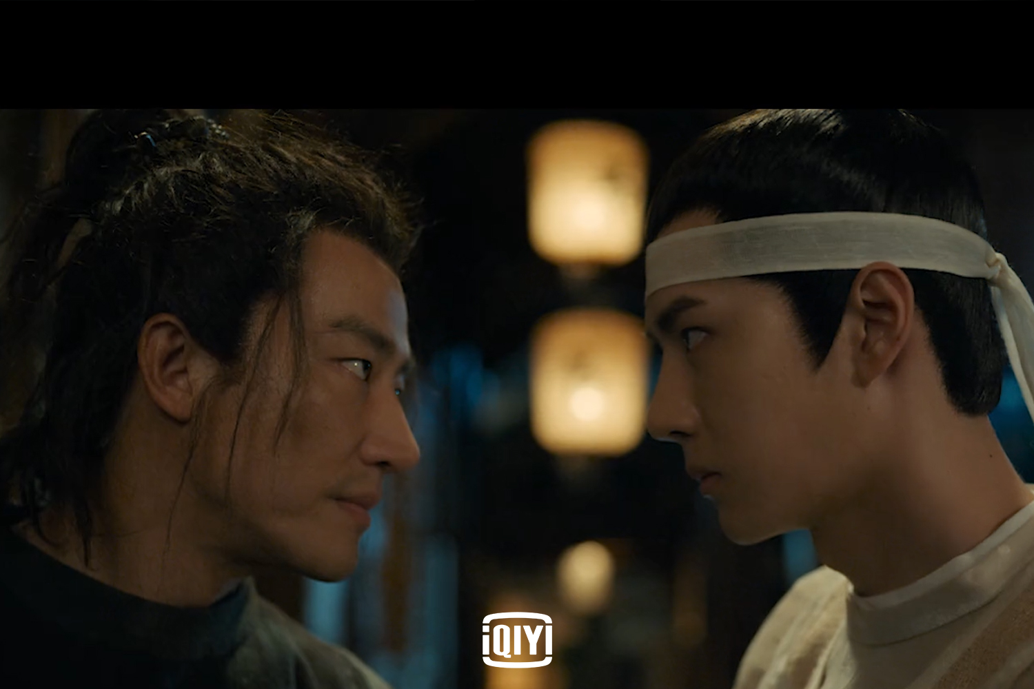 《風起洛陽》由《長安十二時辰》製作班底精心打造，黃軒（左）與王一博領銜主演。（愛奇藝國際站提供）