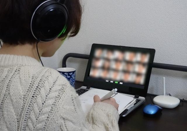 學生改為線上學習，意外讓只穿一條內褲的爸爸們入鏡。（示意圖，photoAC）