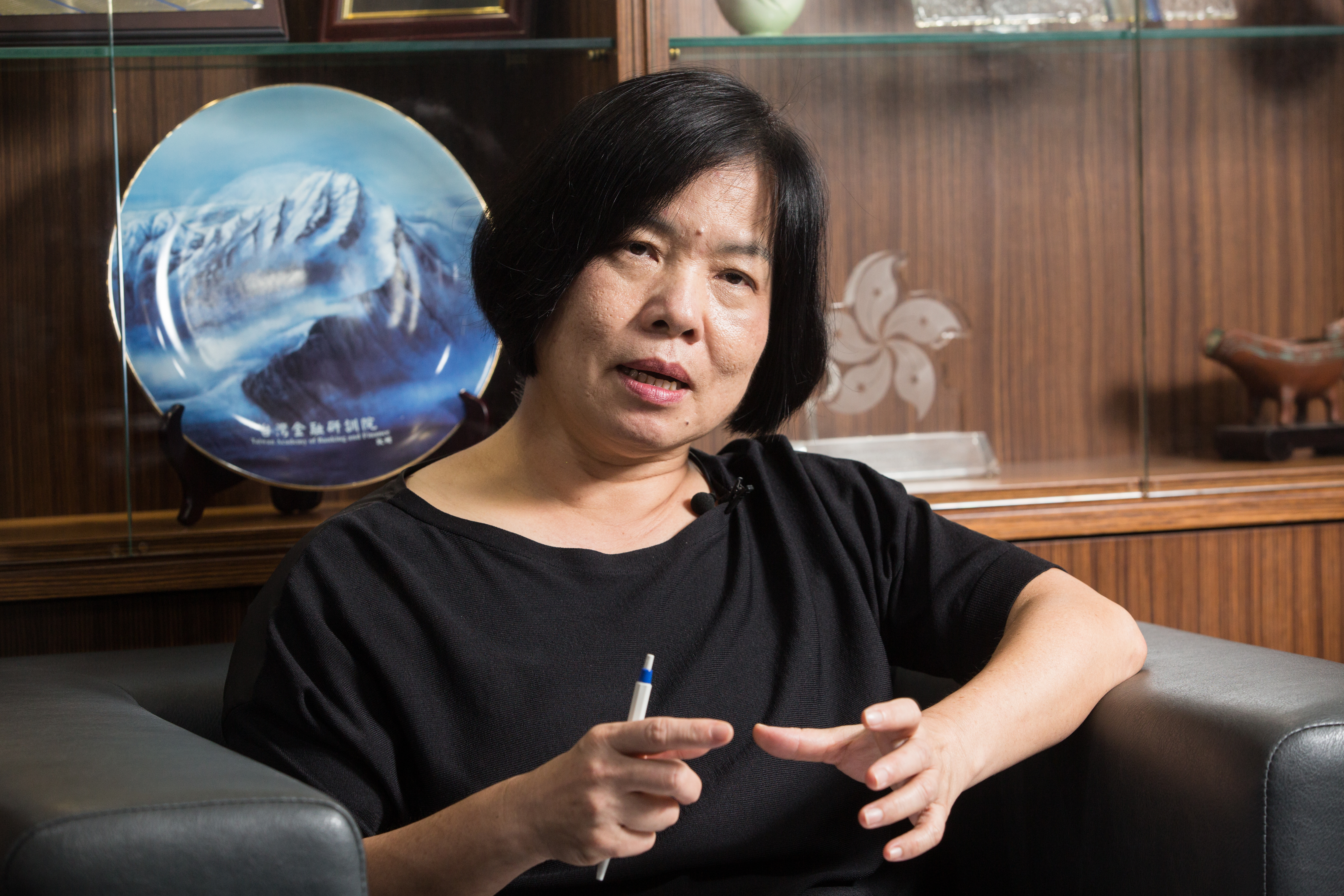 金管會保險局局長施瓊華表示，產險公司基於風險胃納額度考量停售防疫保單。