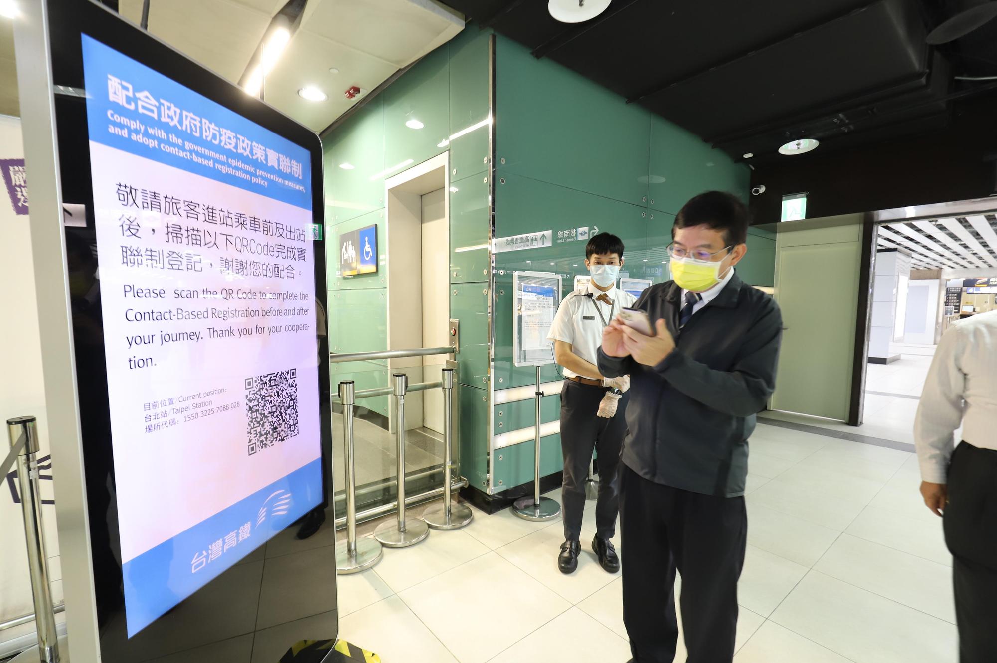交通部將簡訊實聯制導入雙鐵等各大公共運輸系統，若運作順暢，不排除要將實聯登記精準限縮至每個車廂。圖為交通部長王國材視察台北車站簡訊實聯制狀況。（交通部提供）