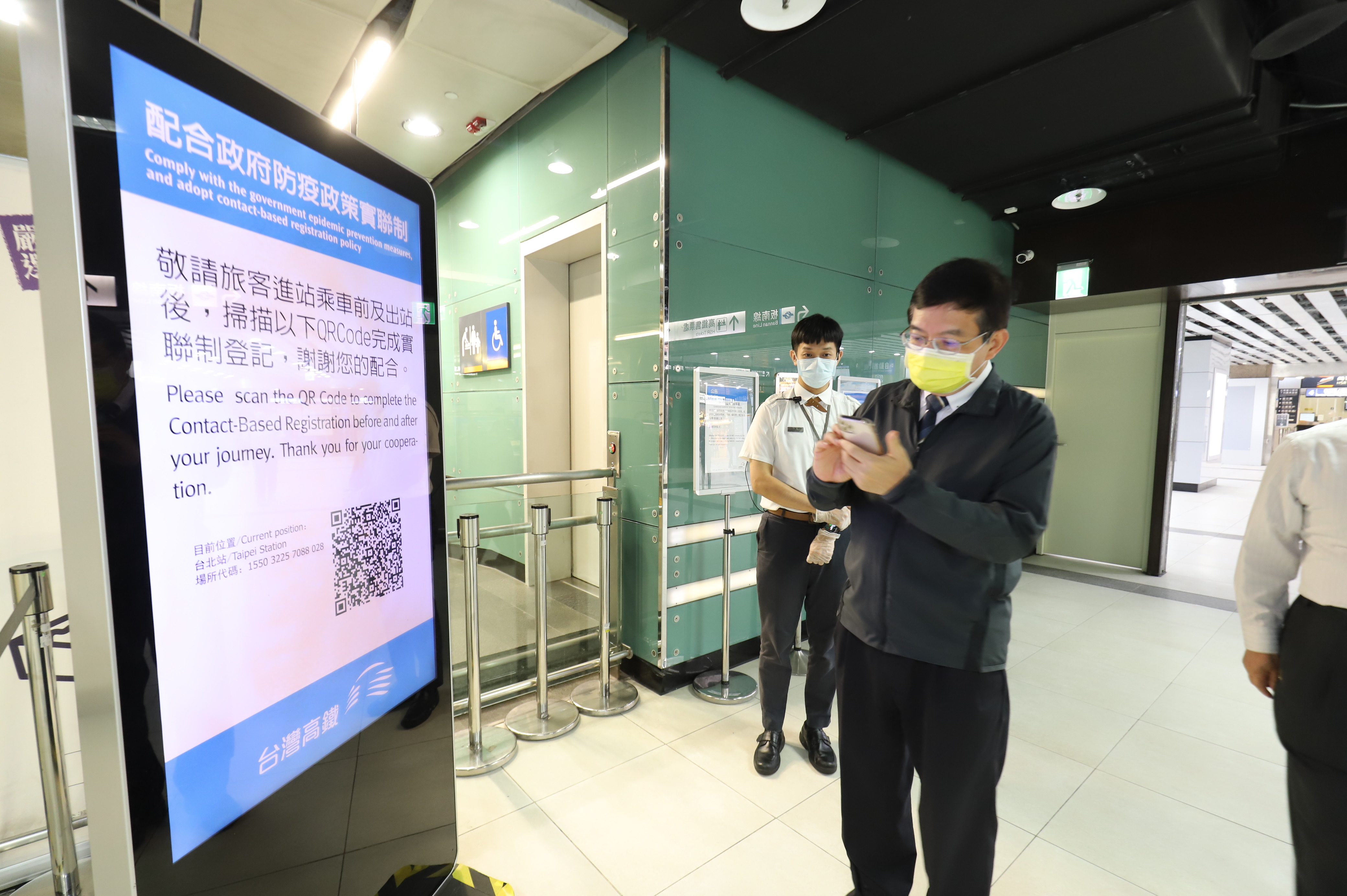 交通部將簡訊實聯制導入雙鐵等各大公共運輸系統，若運作順暢，不排除要將實聯登記精準限縮至每個車廂。圖為交通部長王國材視察台北車站簡訊實聯制狀況。（交通部提供）