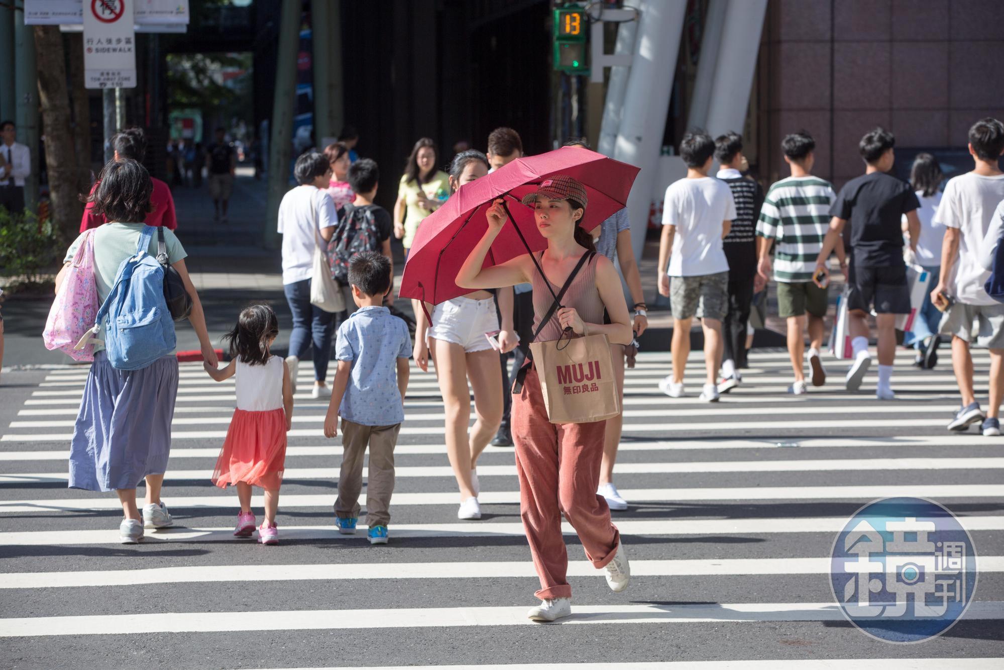 氣象局對14縣市發布高溫警報，中南部縣市幾乎呈一片橘、紅。