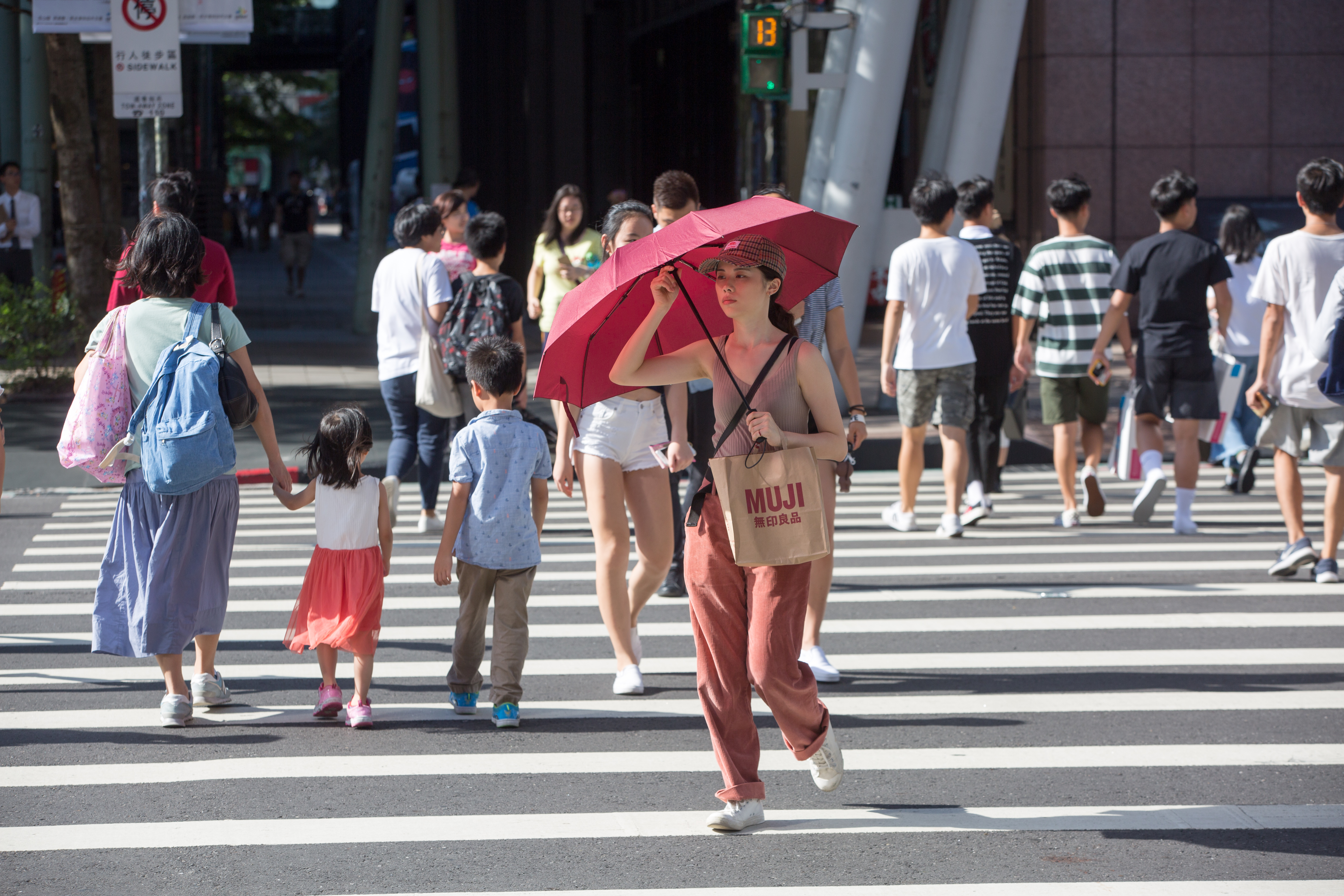 氣象局對14縣市發布高溫警報，中南部縣市幾乎呈一片橘、紅。