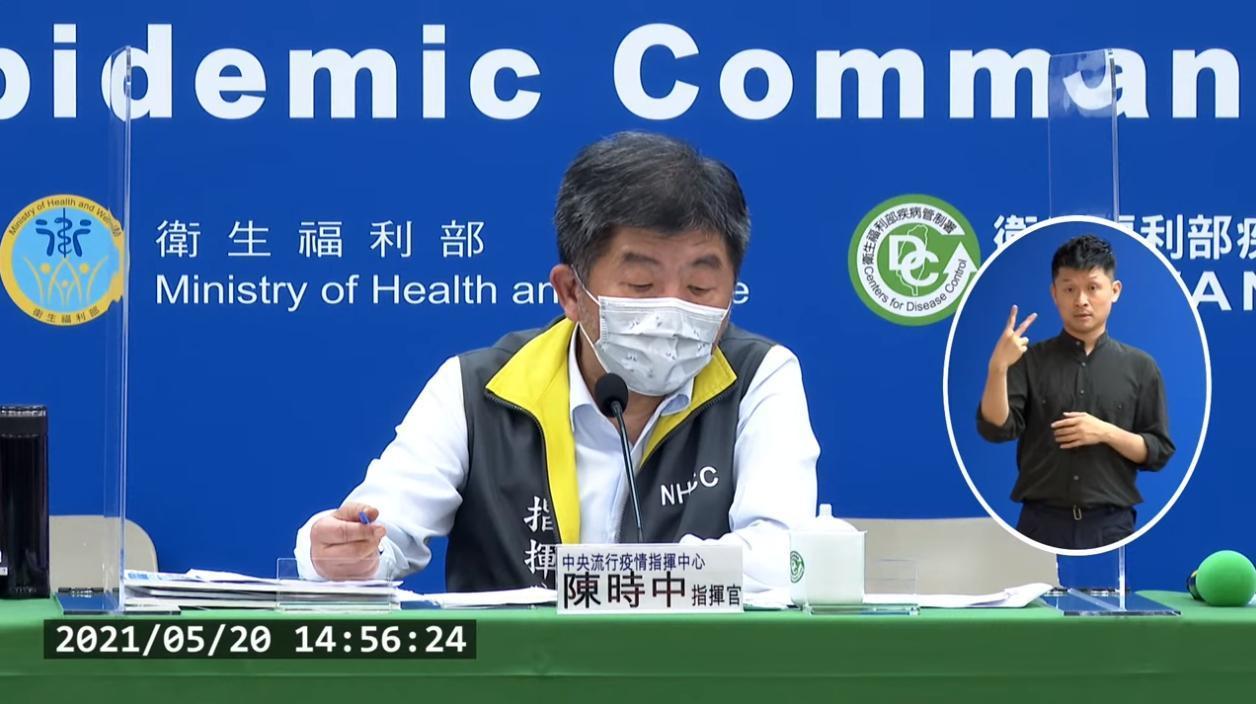 疫情記者會上經常可見手語翻譯(右),有網友解釋為何手譯員沒有戴口罩的原因。(翻攝自CDC YouTube直播)