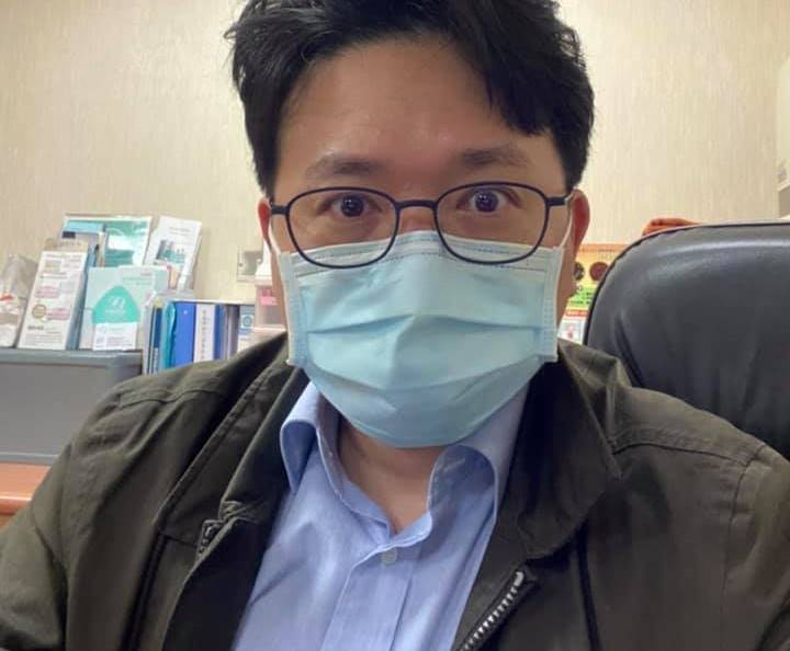 台北市對退休醫護發出徵召令，短短時間就有逾千人報名，名醫江坤俊po文直呼，「內心真的很澎湃。」（翻攝自江坤俊醫師臉書粉專）