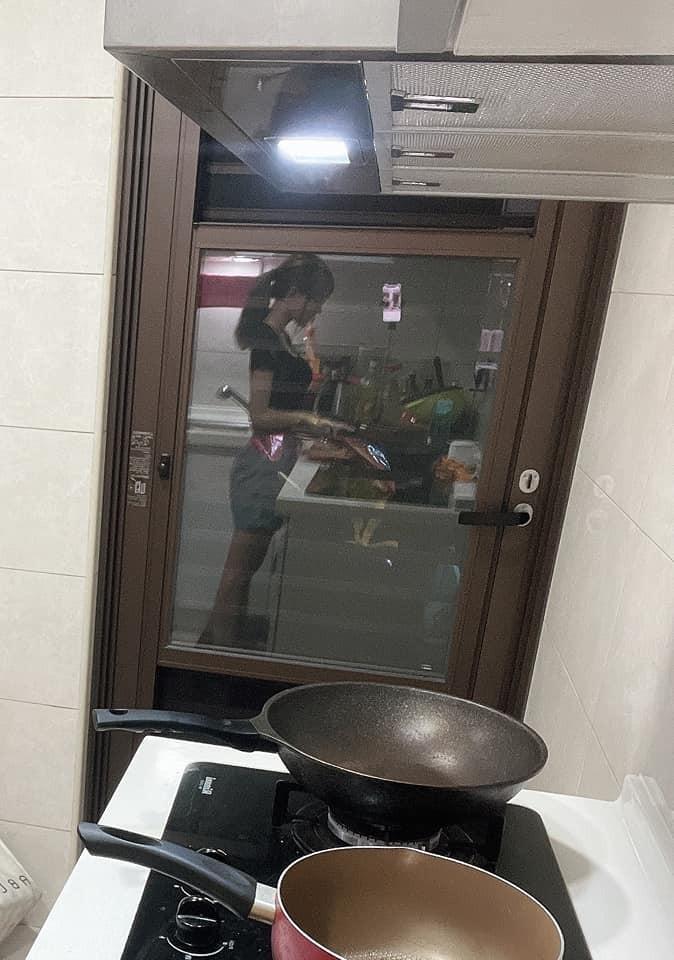 林莎親自解答男友視角照片，是用自拍架拍攝的。（翻攝自林莎臉書）