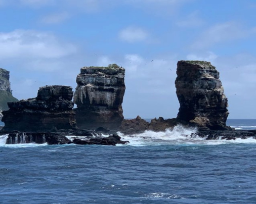 世界遺產「達爾文拱門」不敵自然侵蝕，17日斷裂崩塌。（翻攝自Aggressor Adventures臉書）