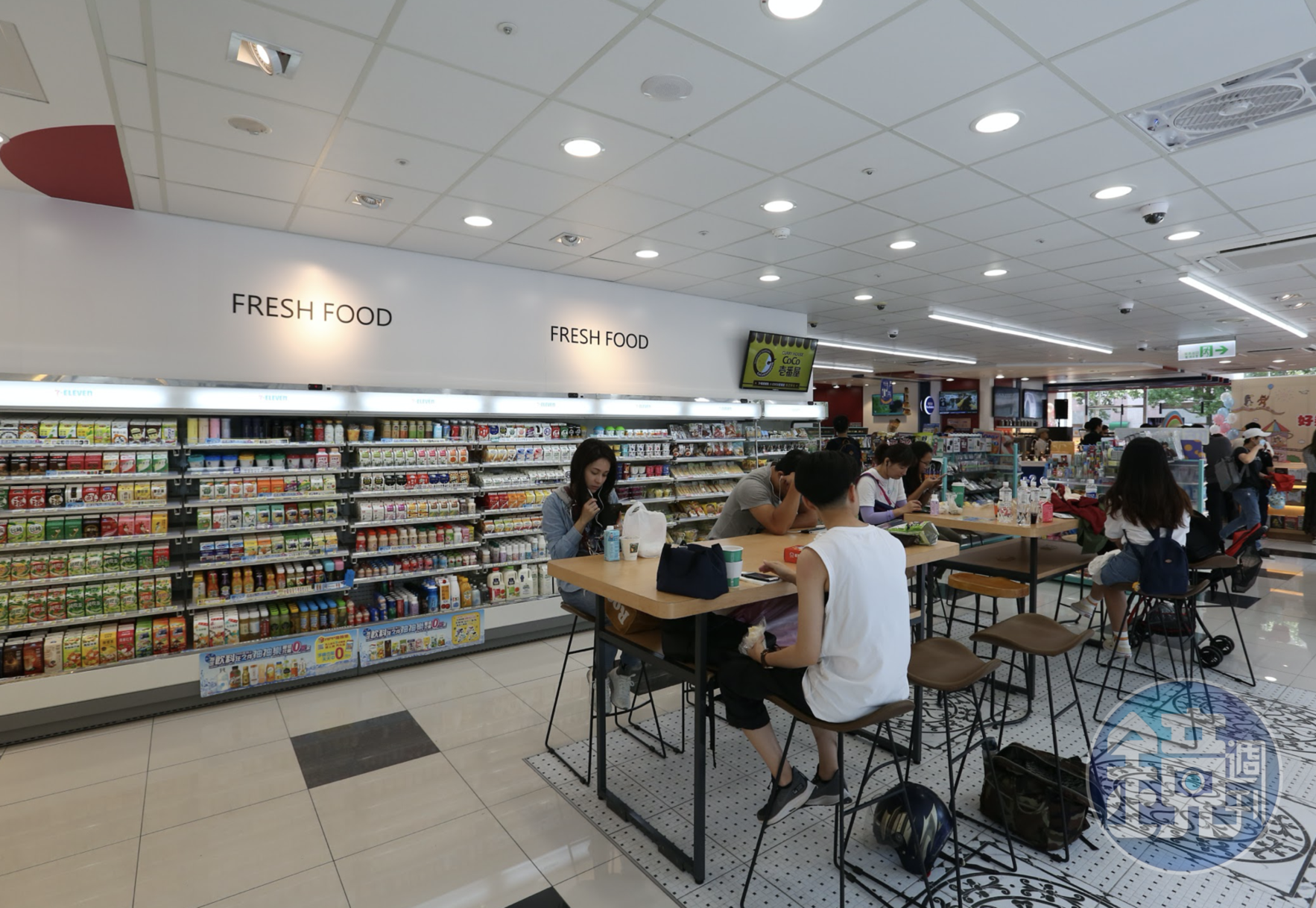 新北超商、超市、賣場禁販售開放式熟食同時不得內用。（資料照，示意圖）