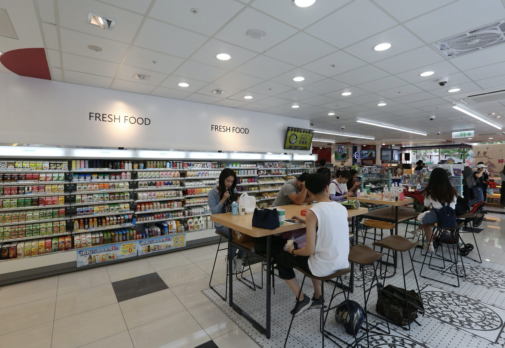 新北超商、超市、賣場禁販售開放式熟食同時不得內用。（資料照，示意圖）