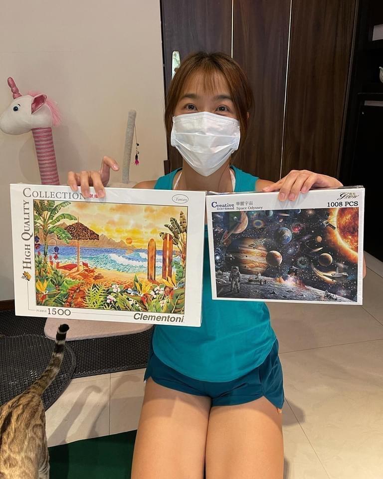 疫情升溫,陪金剛術後恢復的小嫻也沒法出門,只好從倉庫挖出兩盒拼圖消磨時間。(翻攝自小嫻臉書)