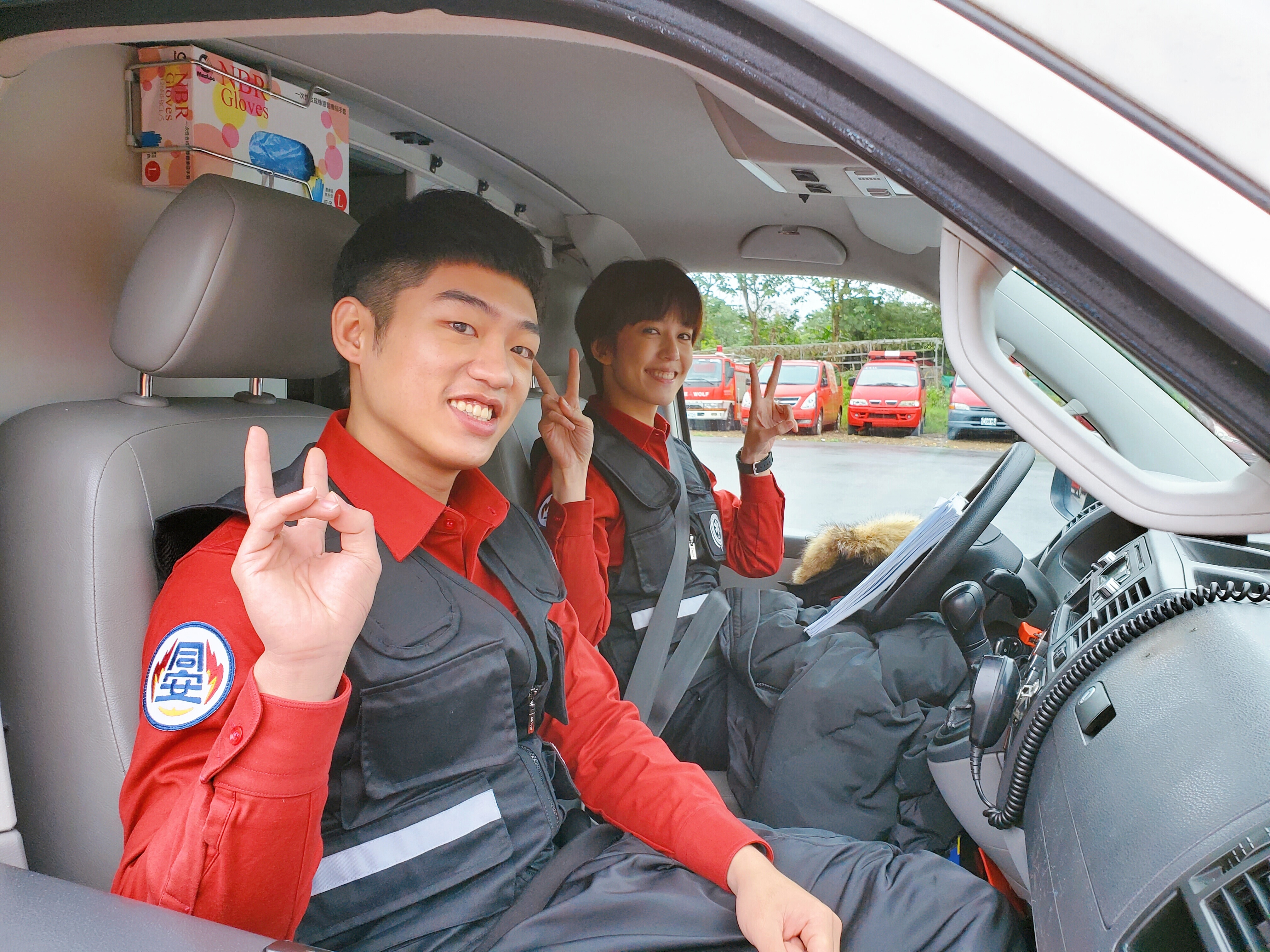 謝章穎扮菜鳥小高，與「學姐」陳庭妮一起出任務。（喜鵲娛樂提供）