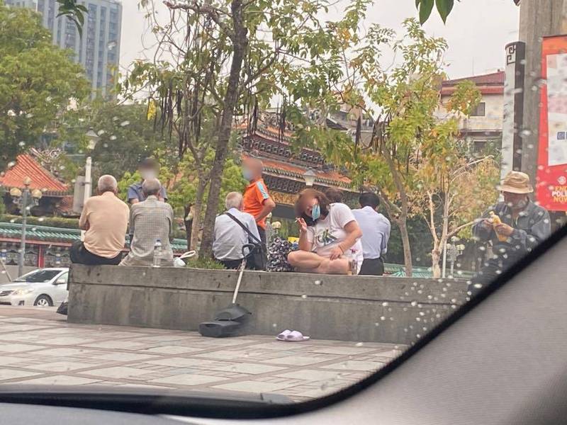網友PO文表示，龍山寺外圍還有不少人未戴口罩或隨便亂戴。（翻攝臉書社團「爆怨2公社」）