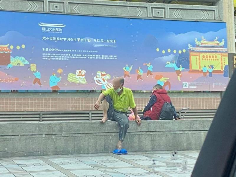 網友PO文表示,龍山寺外圍還有不少人未戴口罩或隨便亂戴。(翻攝臉書社團「爆怨2公社」)