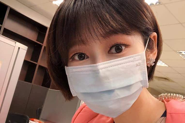 三立主播廖婕妤看完新北市足跡列表後，發現不少確診者似乎有類似的行為模式。（翻攝自廖婕妤臉書）