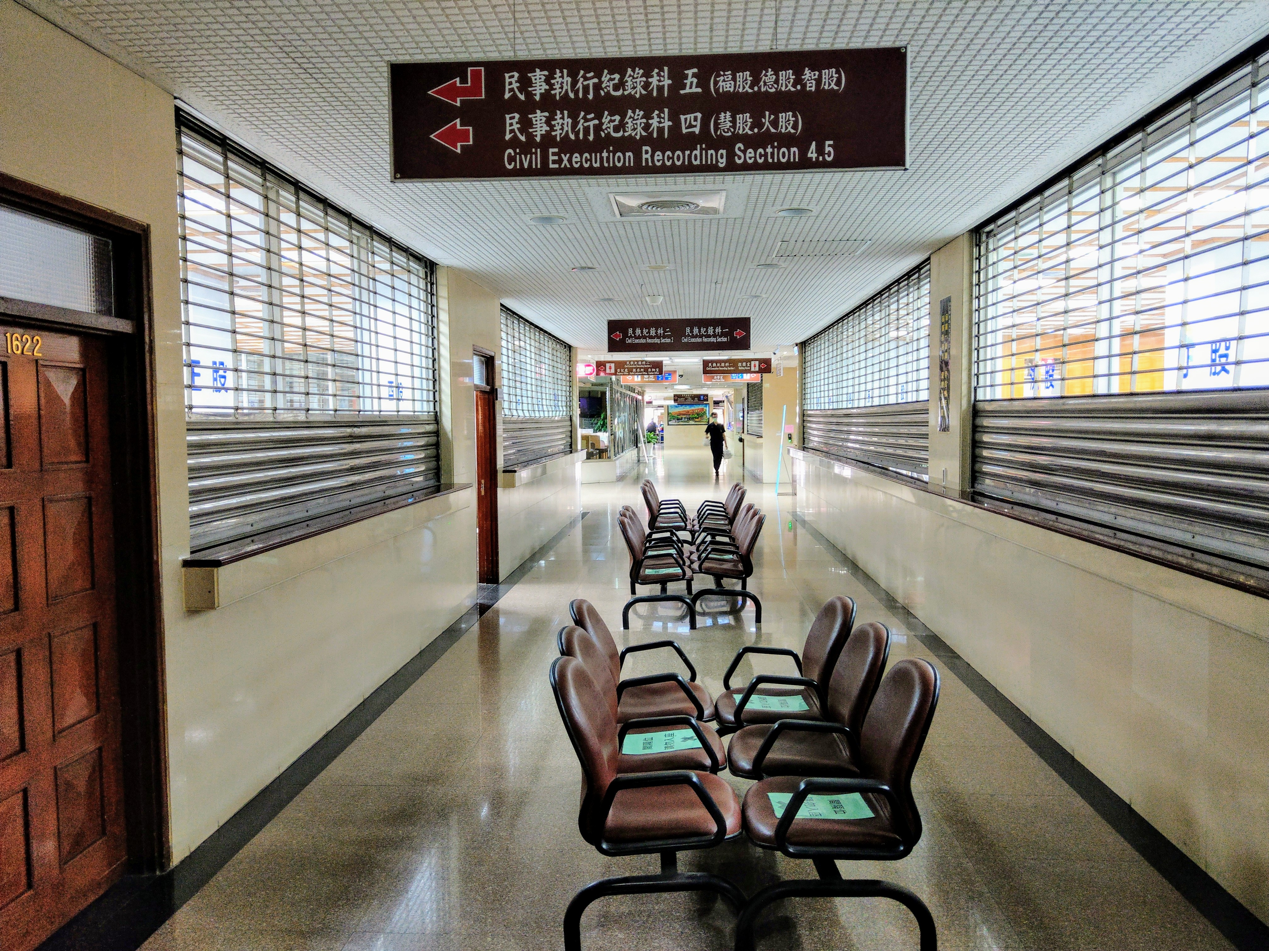 台北地院採居家辦公防疫，非必要案件均暫緩，洽公櫃台已拉下鐵門，但必要及緊急案件仍如常處理。