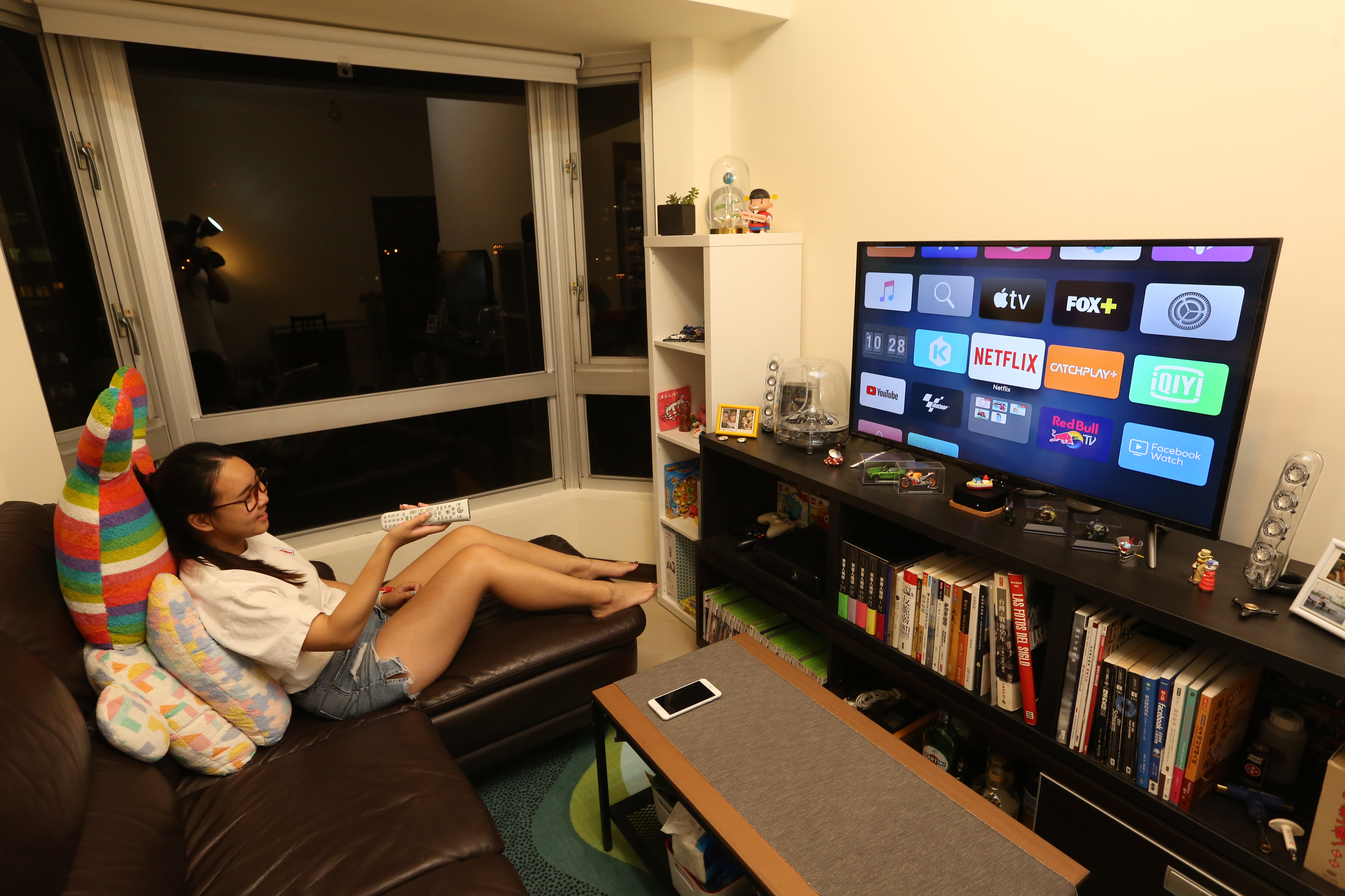 本土疫情持續延燒，民眾居家防疫帶動網路使用率增，追劇、打遊戲已成為普遍活動。