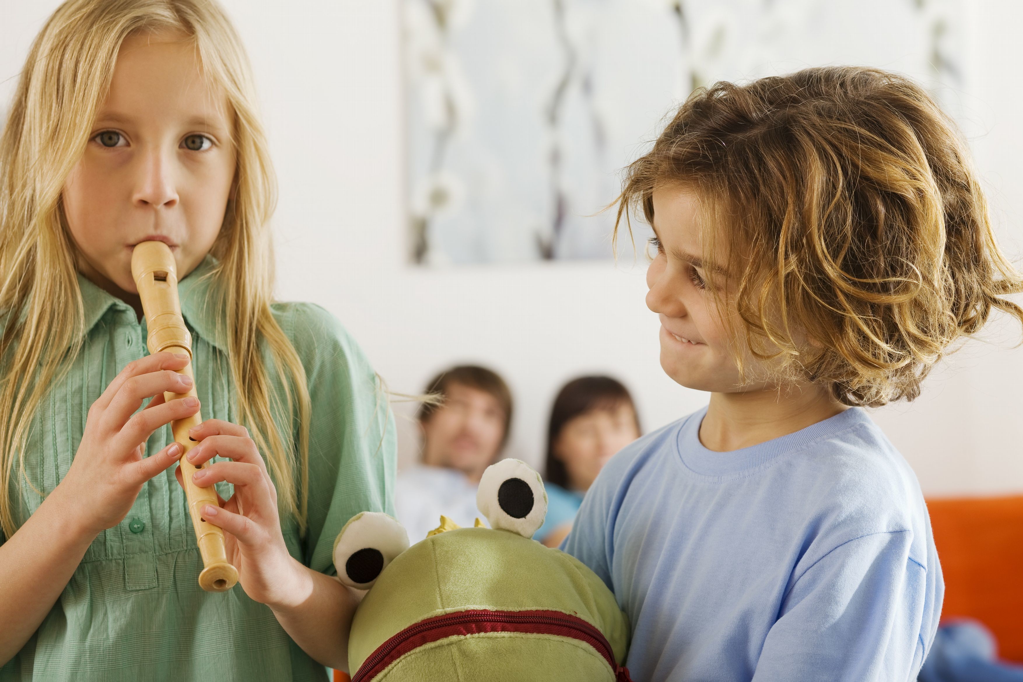 近日因疫情停課，學生改在家吹直笛，讓不少家長感到崩潰。示意圖，圖非當事人。（翻攝自東方IC）