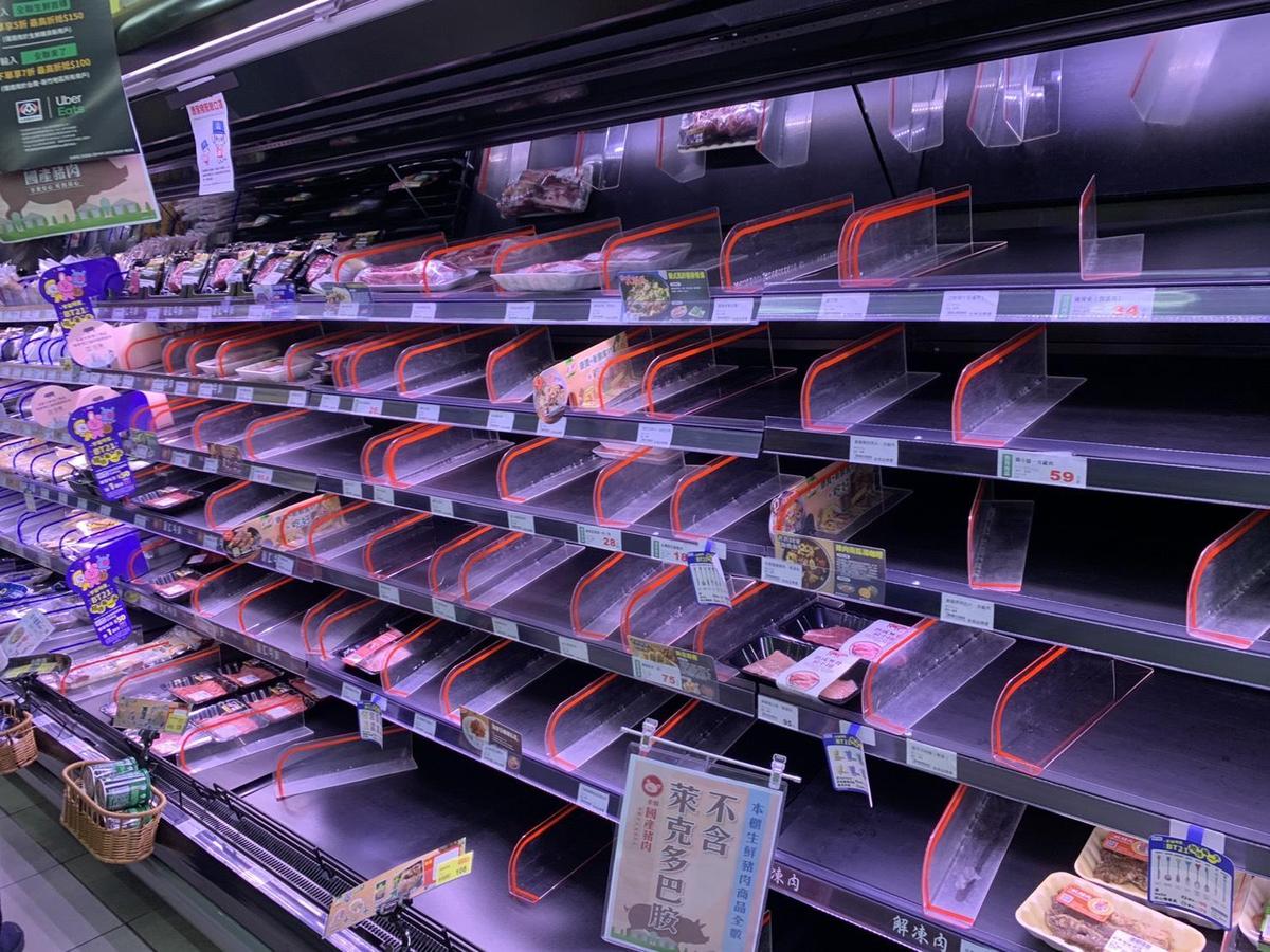 疫情升溫導致民眾搶購物資，對此醫師提醒賣場恐成病毒大染缸。（讀者提供）