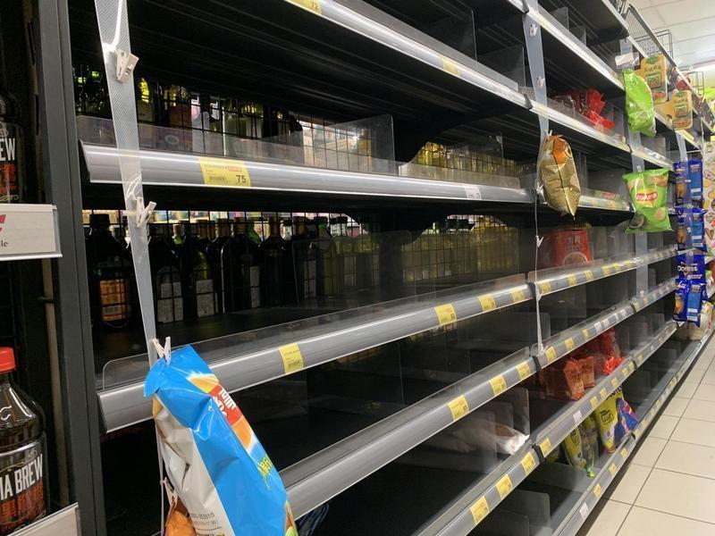 民眾湧入賣場搶購囤貨，反而變成另一種群聚效應。（讀者提供）