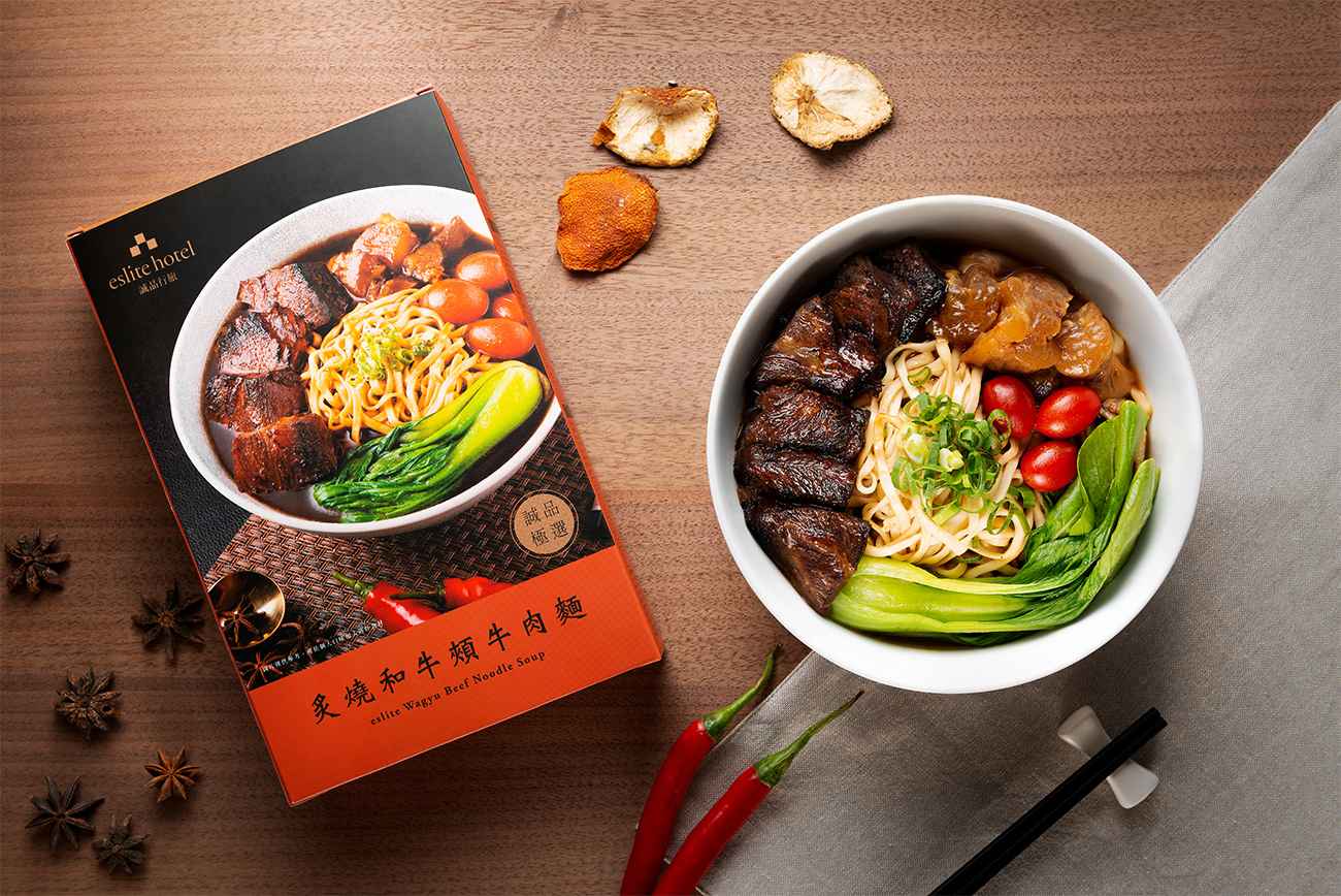 誠品行旅推出可常溫儲存的「炙燒和牛頰牛肉麵」單人分，一個人宅在家簡單覆熱就能開動。（350元／盒）（誠品行旅提供）