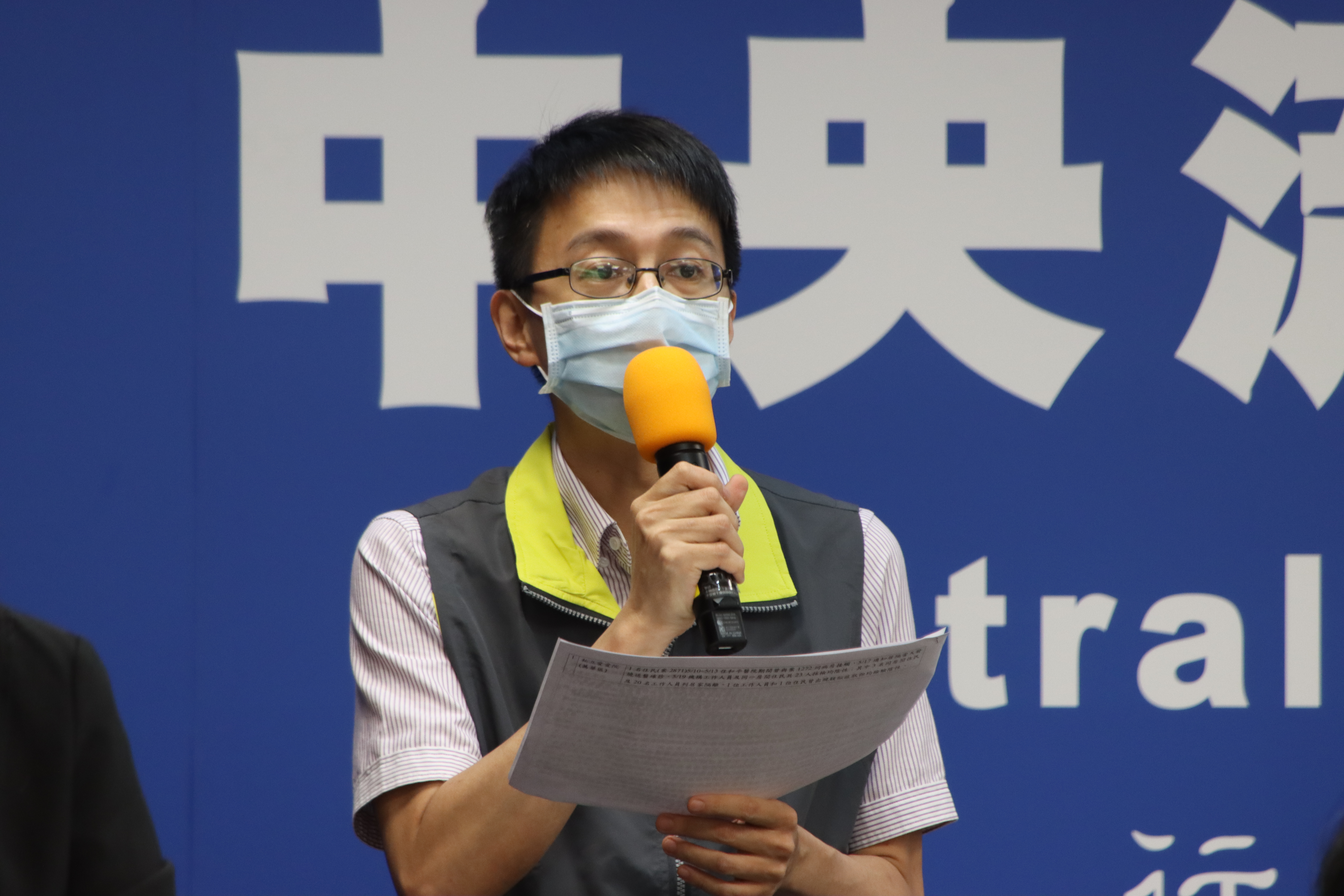 針對和平醫院呼吸治療師確診，羅一鈞指出是昨日公布的社區感染個案中的一名。（指揮中心提供）