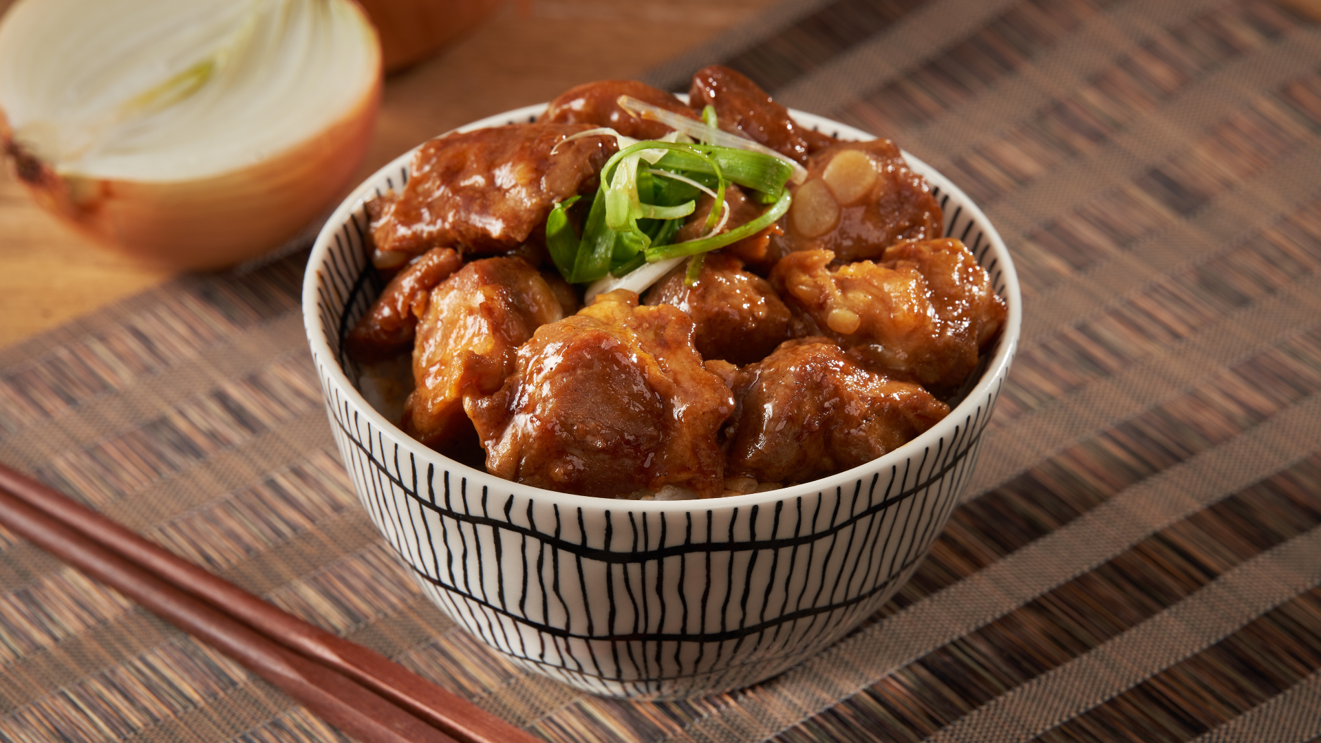 加紅糖做成日式醬燒的「沖繩軟骨」當主菜或做丼飯都很方便。（180元／2包）（KKlife提供）