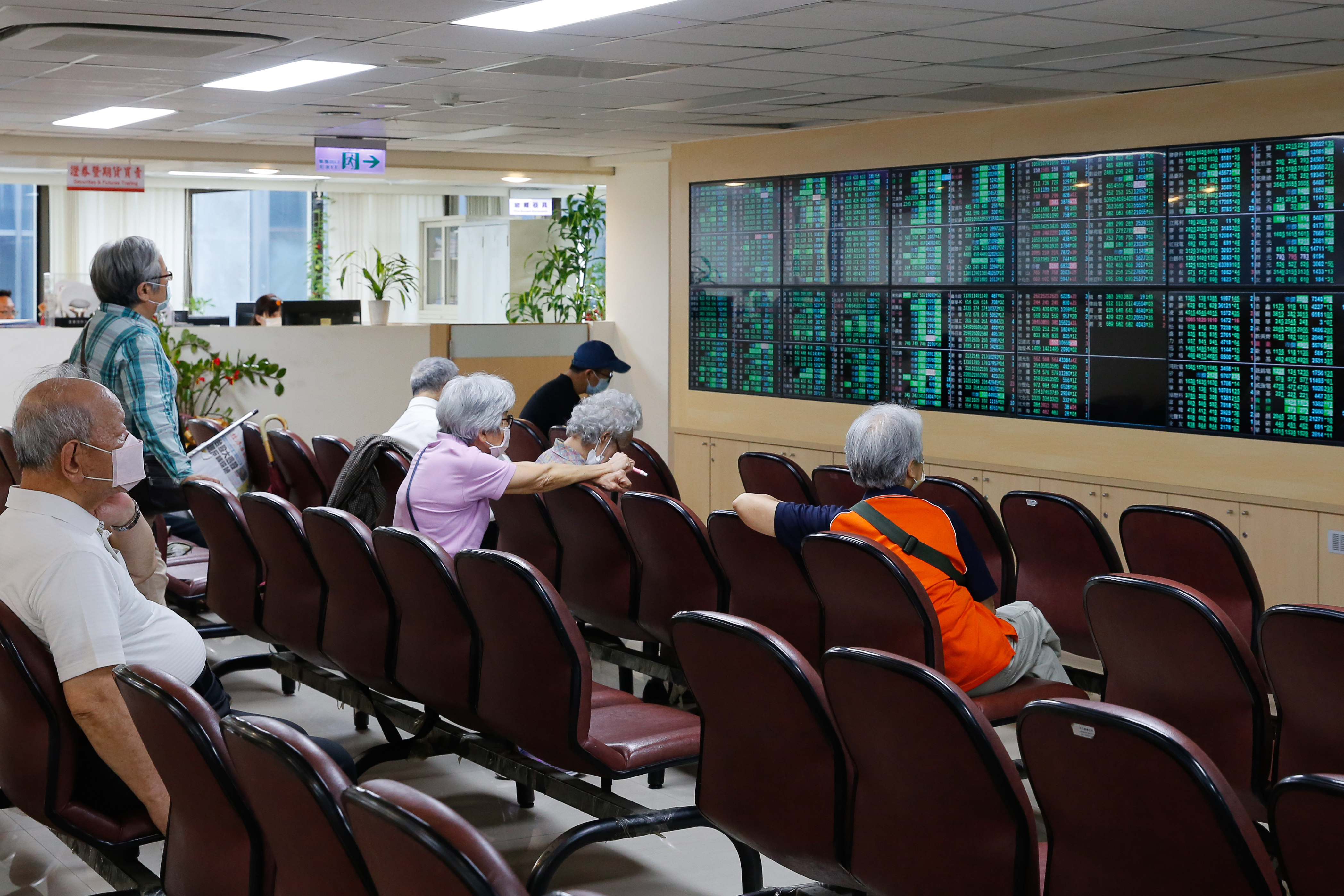 本土確診案例攀升，下週台股面臨考驗，存股族可留意逢低布局時機。