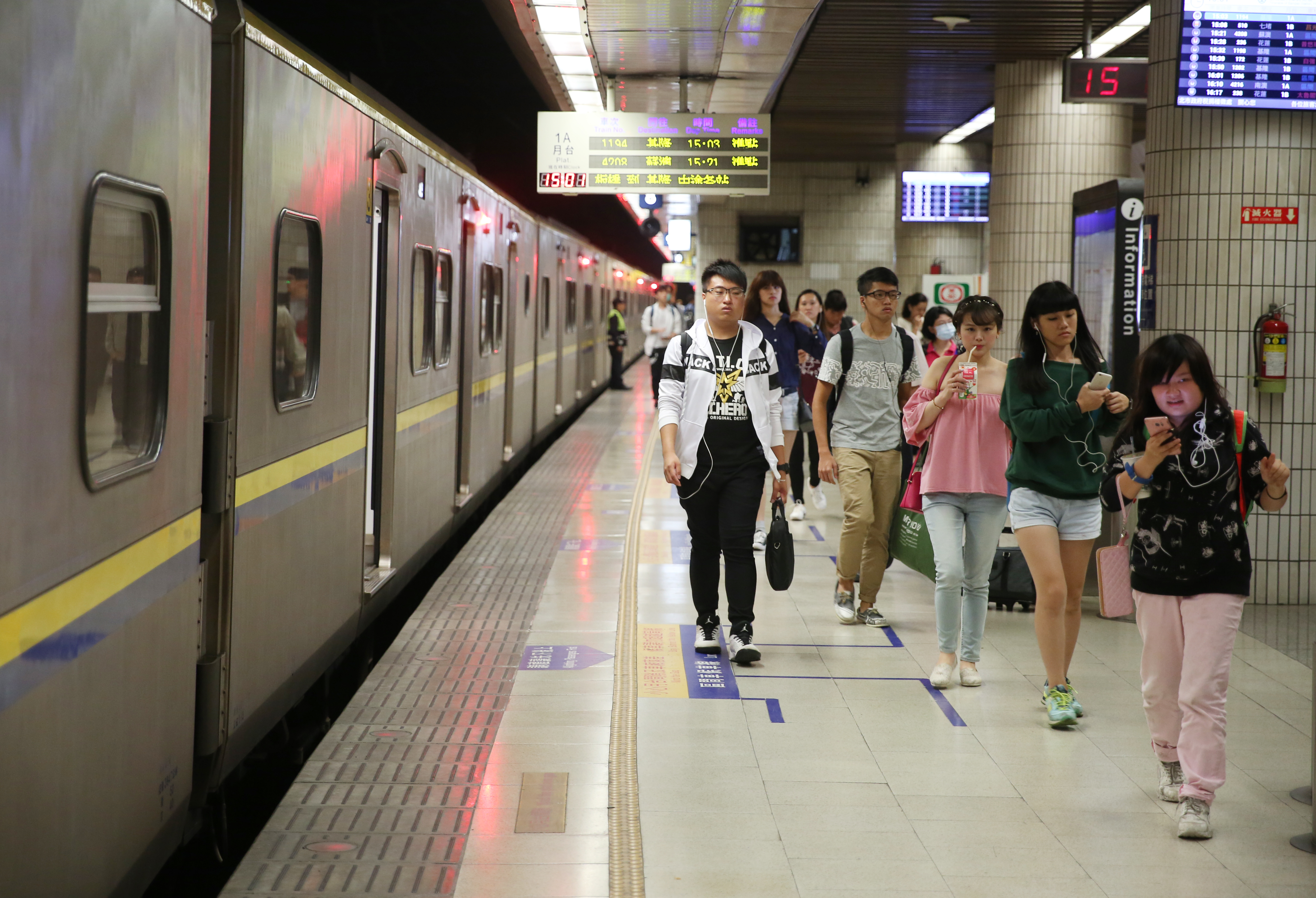 就讀台科大的北漂網友怕封城搭火車返鄉，卻遭到鄰居的惡言相向讓他無奈喊，「跟各位中部人抱歉，要怎麼做才能包容我」。（示意圖，本刊資料照）