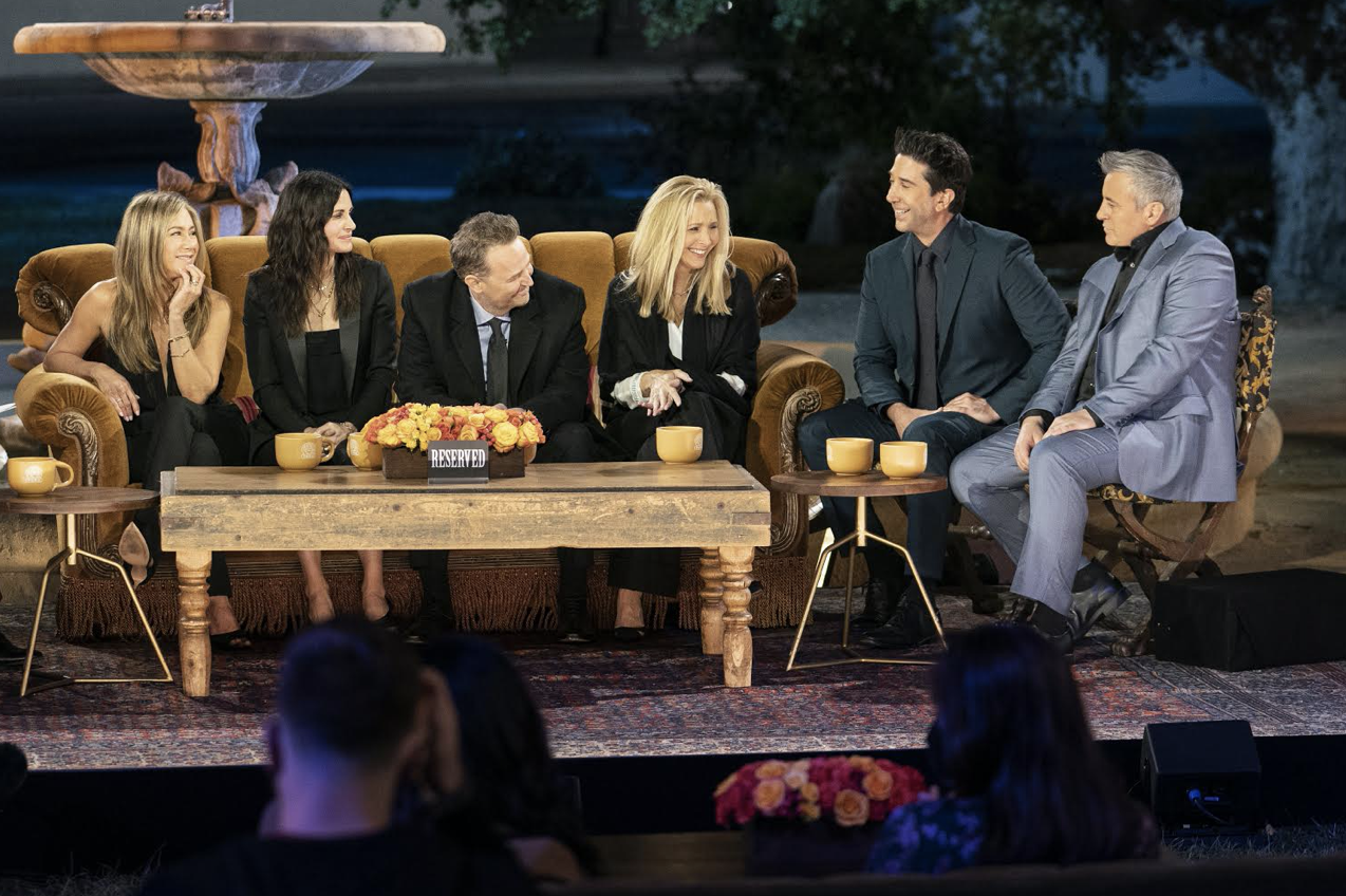 瑞秋（左起）、莫妮卡、錢德、菲比、羅斯、喬伊，你熟悉的角色都在《六人行：當我們又在一起》出現。（HBO提供）