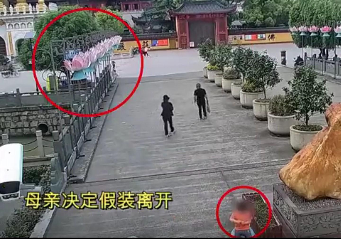 小男孩的媽媽和奶奶作狀轉身離開，獨留小男孩在原地。（翻攝自微博）
