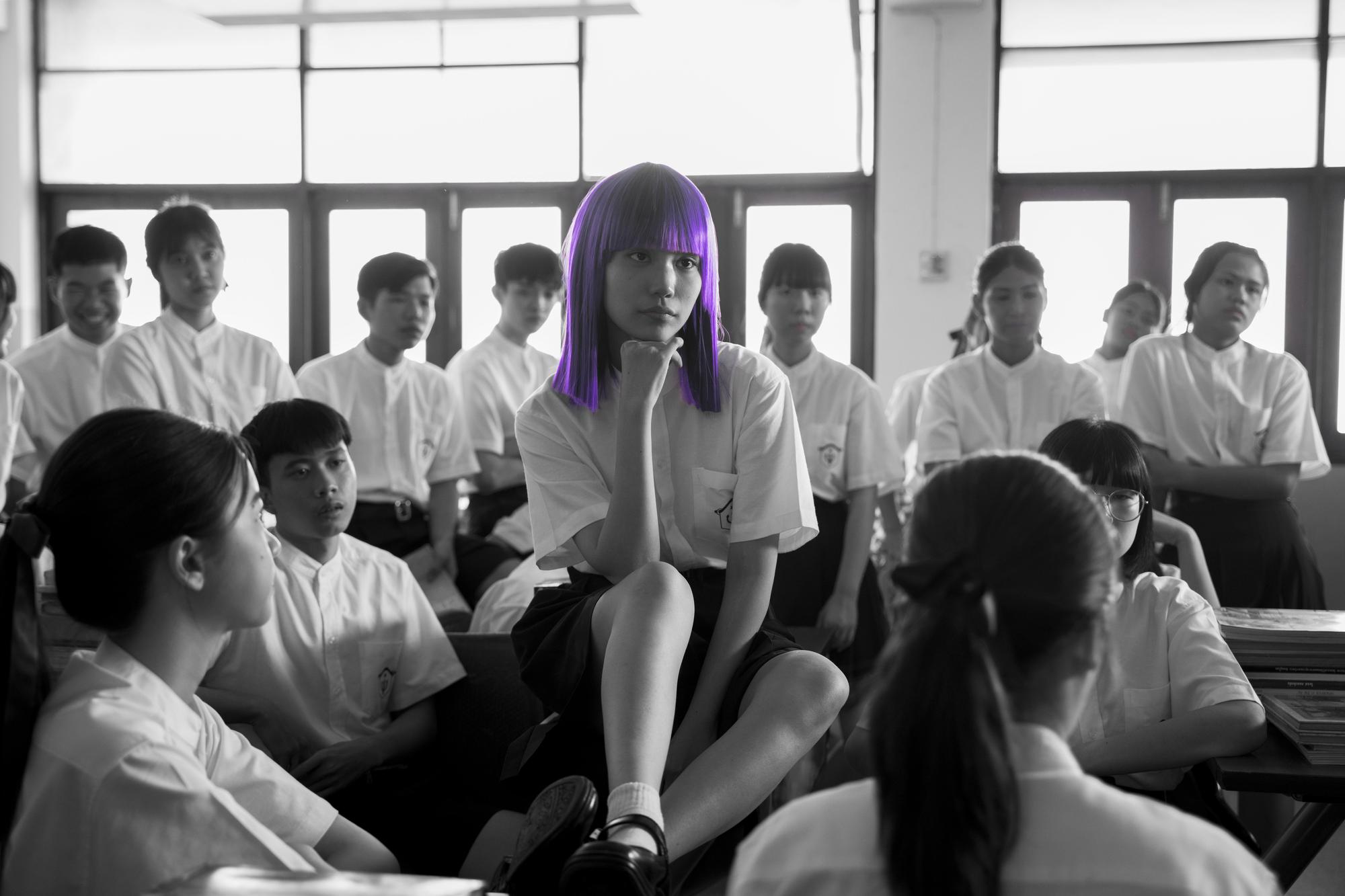 泰劇《轉學來的女生》賣點，就是每集都會引爆校園黑暗真相的娜諾，總要來次狂笑。（Netflix提供）