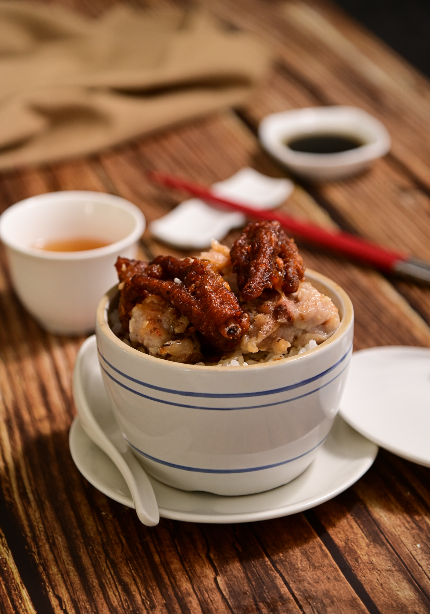 「鳳爪排骨蒸飯」豆豉排骨搭配入口即化的Q彈鳳爪,相當下飯。(260元/份)(台北美福大飯店提供)