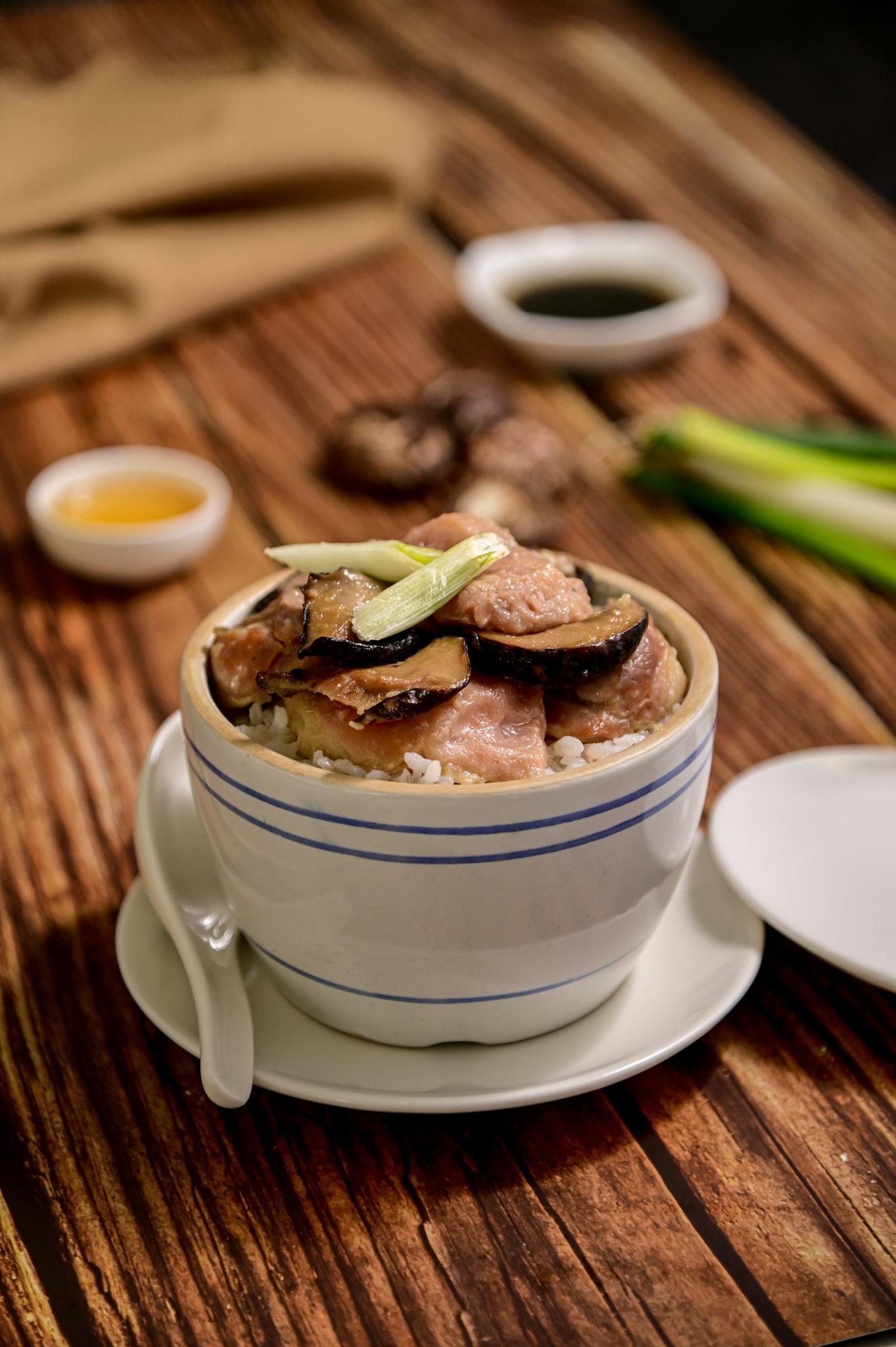 「北菇滑雞蒸飯」以Q嫩去骨雞腿搭配北菇，香氣濃郁。（220元／份）（台北美福大飯店提供）