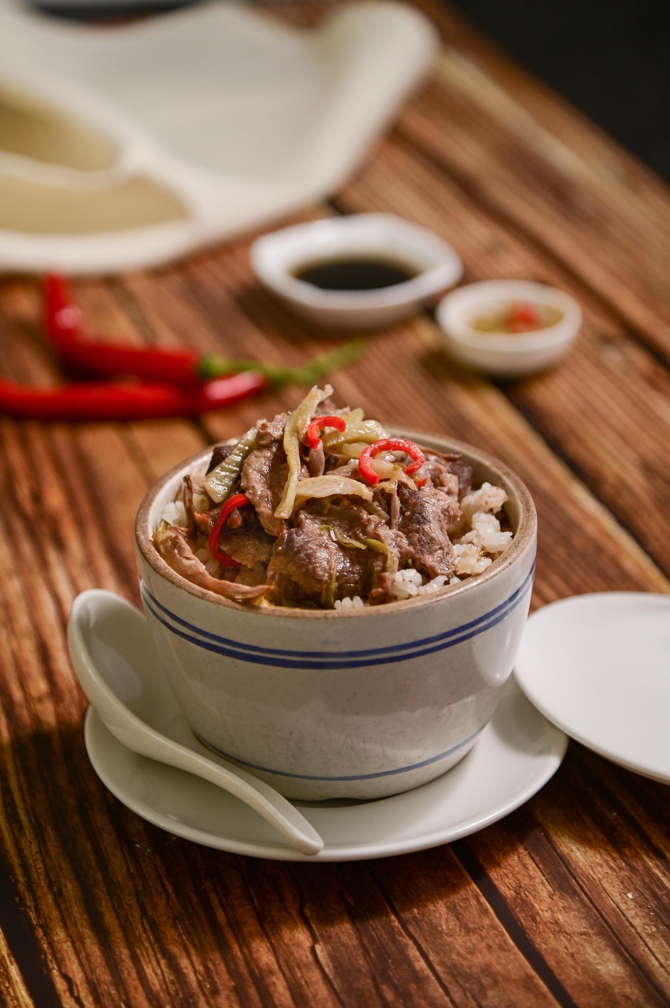 「酸菜牛肉蒸飯」以紐澳牛肉搭配鹹香的酸菜。（220元／份）（台北美福大飯店提供）
