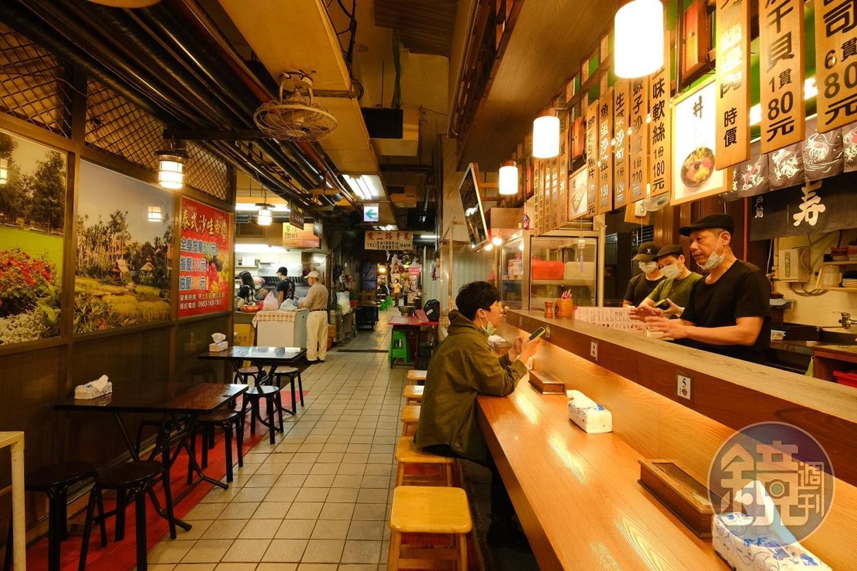 原本只有2個小攤位，如今擴大為長形吧檯店面的「鈺刺身丼」。
