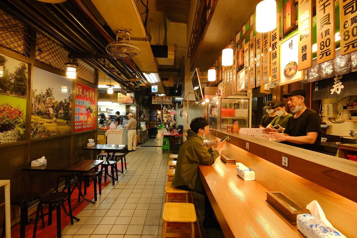 原本只有2個小攤位,如今擴大為長形吧檯店面的「鈺刺身丼」。