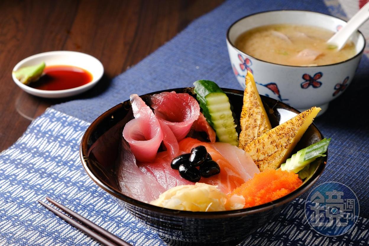 招牌的「綜合刺身丼飯」，價格平實且新鮮。（180元／份）