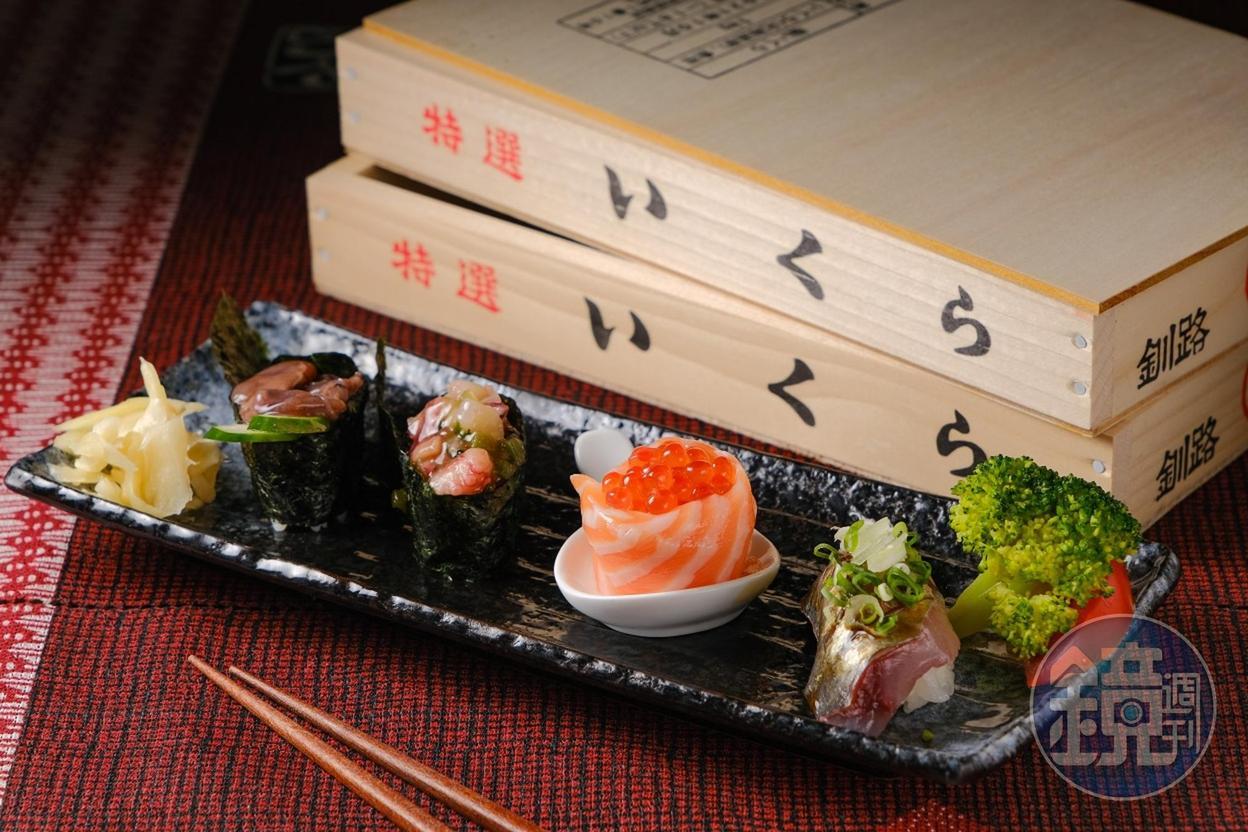 因應季節推出的特殊食材，有「本港竹筴魚」（左起，80元／貫）、「鮭魚親子握壽司」（100元／貫）、「日本山葵章魚」（50元／貫）和「日本螢火蟲墨魚」（50元／貫）。