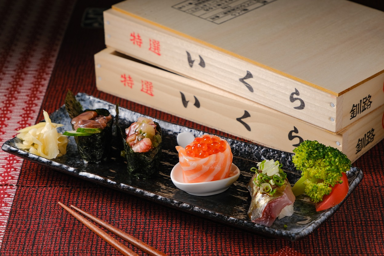 因應季節推出的特殊食材,有「本港竹筴魚」(左起,80元/貫)、「鮭魚親子握壽司」(100元/貫)、「日本山葵章魚」(50元/貫)和「日本螢火蟲墨魚」(50元/貫)。