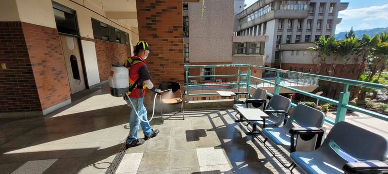 因夜唱團群聚感染，市府全面篩檢留校學生，同時派員針對校園展開消毒。（市府提供）