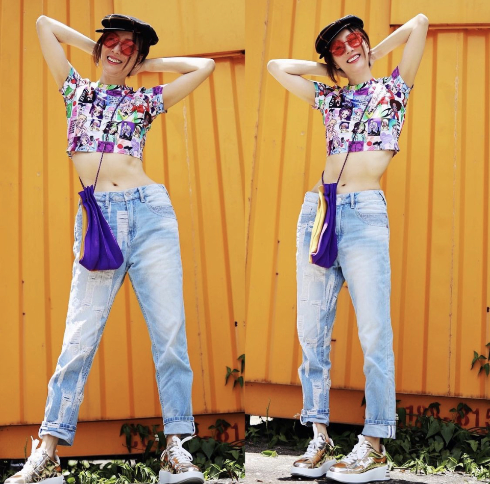 鄭秀文在自己的IG po出大露小蠻腰的新照，腳上穿的正是HOGAN的金色Rebel鞋。（翻攝自鄭秀文IG）