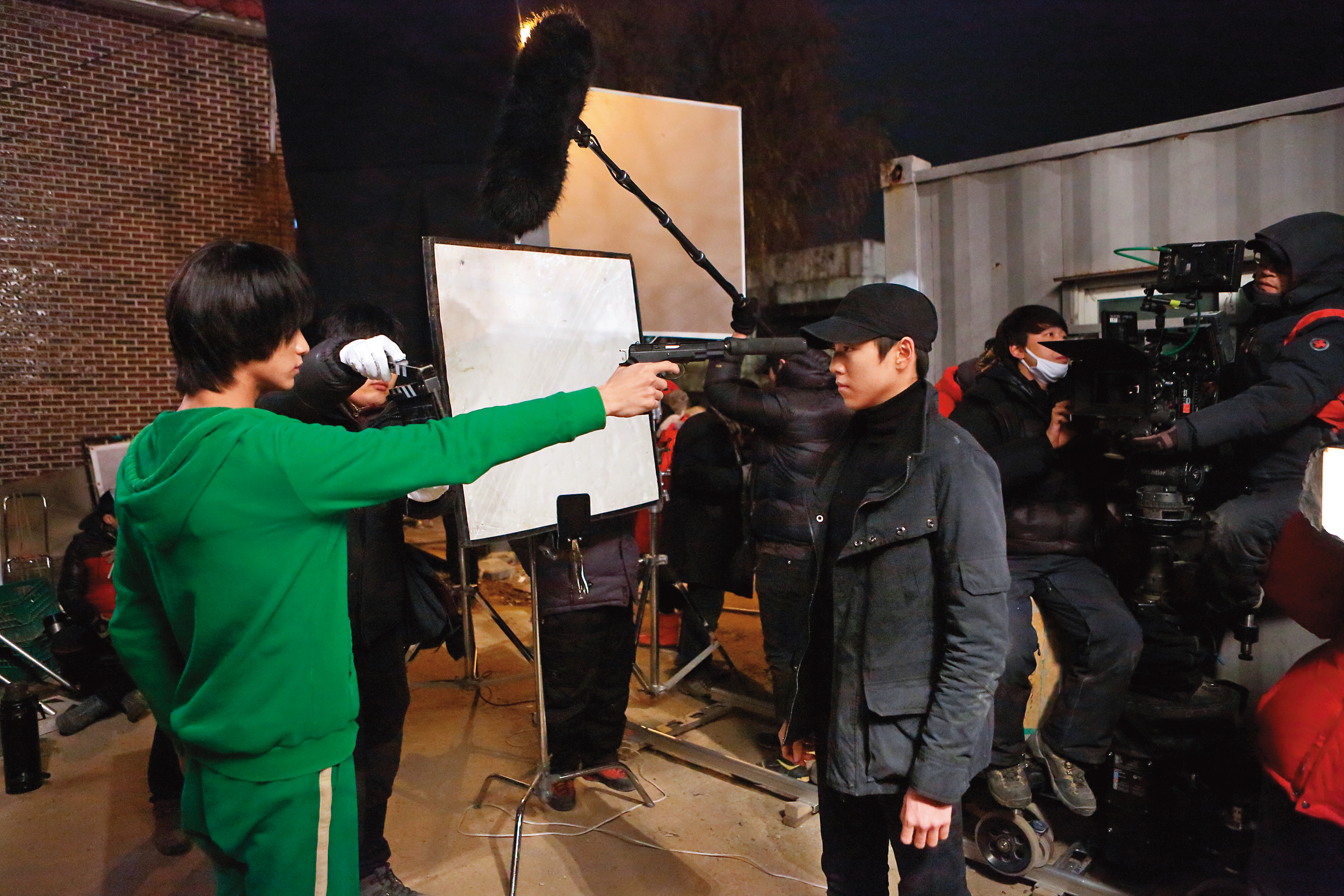 《偉大的隱藏者》電影由金秀賢（左）主演，上映後在韓國寫下票房佳績。（翻攝自Daum Movie）