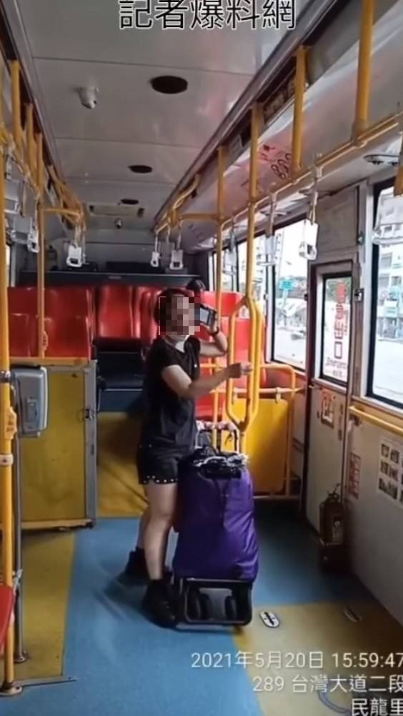 葉姓婦人沒戴好口罩,還指控「大家看,兩隻豬哥欺負我」。(翻攝臉書)