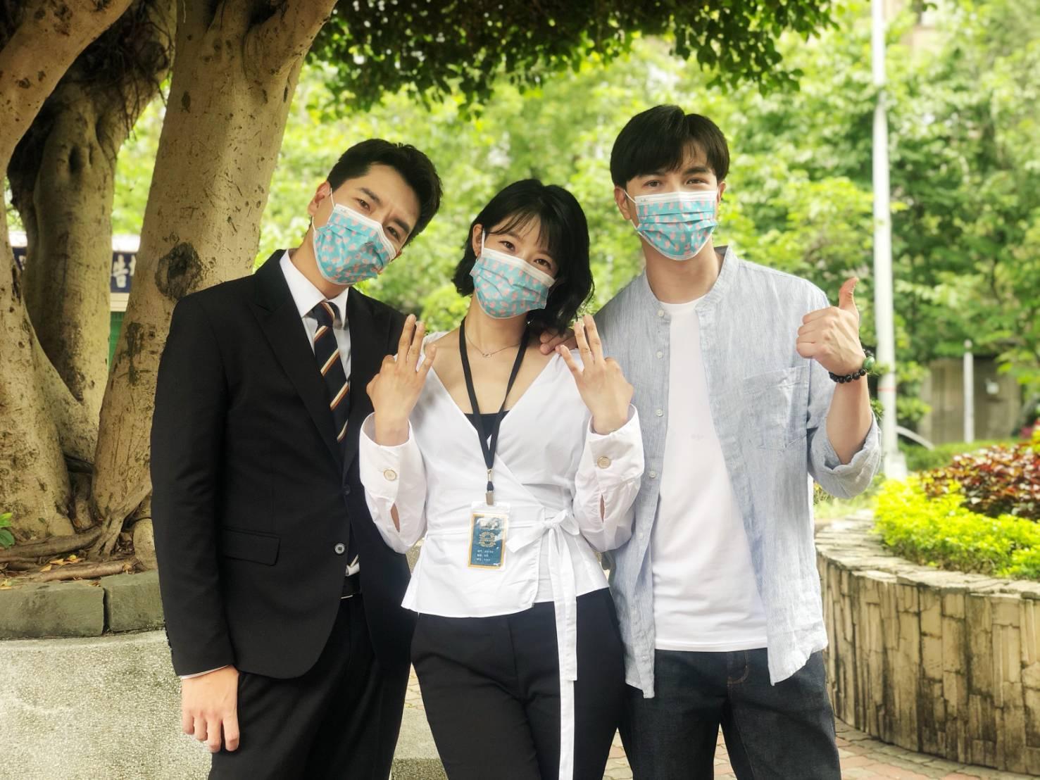 三立加強防疫措施，演員拍戲時一律戴上口罩，左起為：王傳一、賴雅妍、謝佳見。（三立提供）