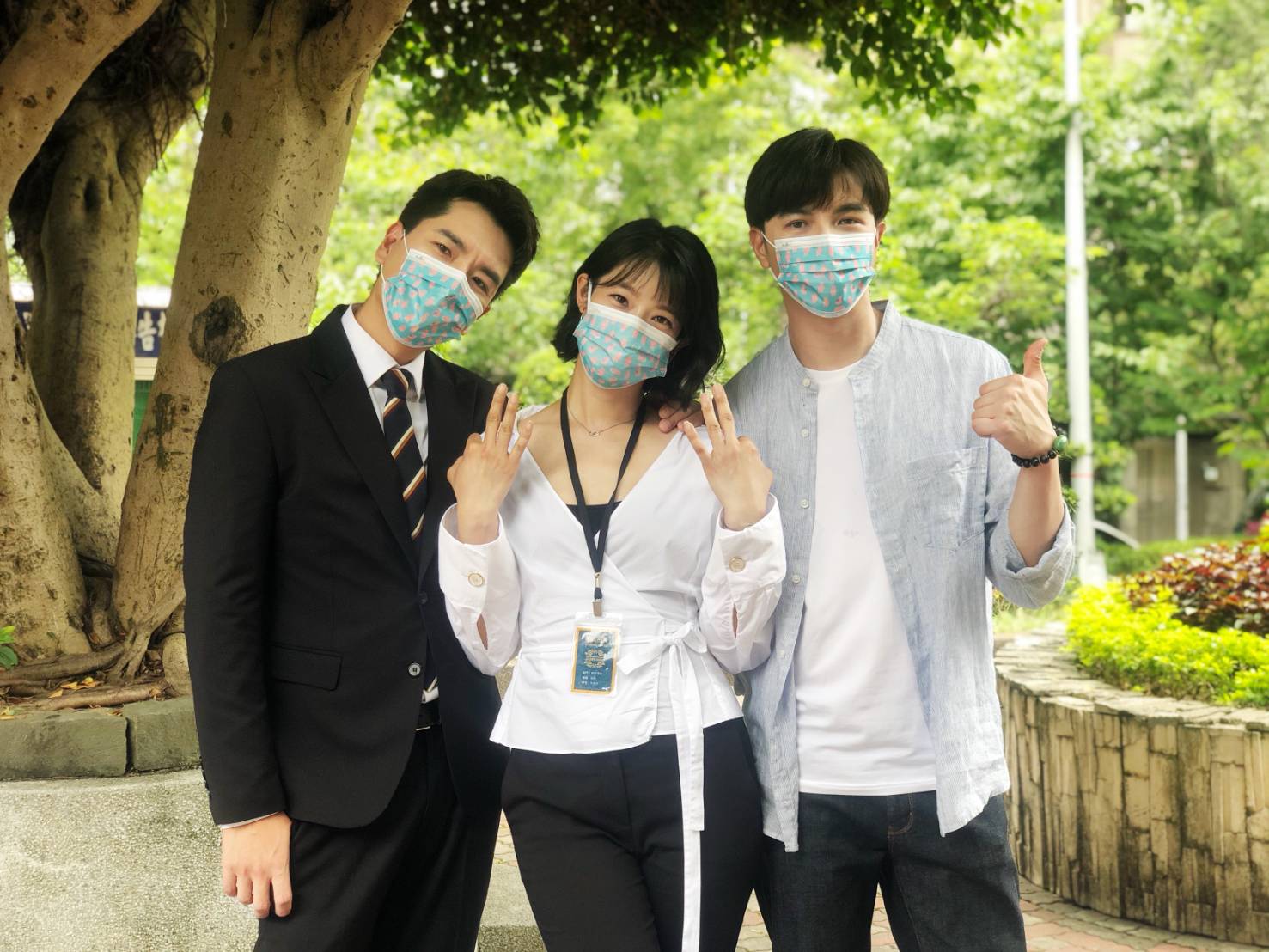 三立加強防疫措施，演員拍戲時一律戴上口罩，左起為：王傳一、賴雅妍、謝佳見。（三立提供）