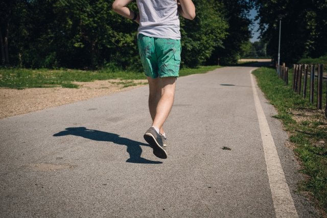 網友看到仍有外國人不戴口罩外出慢跑，趕緊上網求問「嚴厲又簡單的英文」。（示意圖，photoAC）