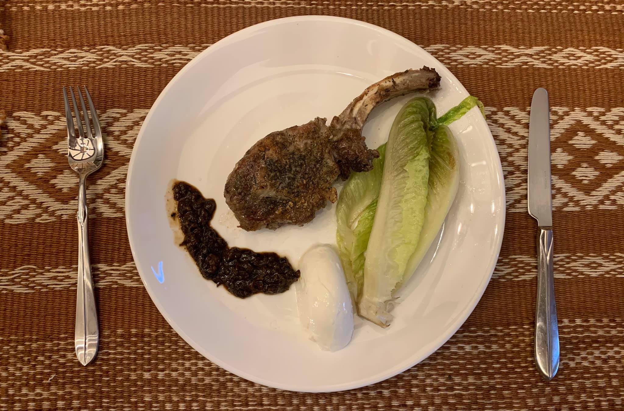 疫情當前只能宅在家做菜，口味稍重的「煎烤伊比利豬」，很適合緩解壓力。