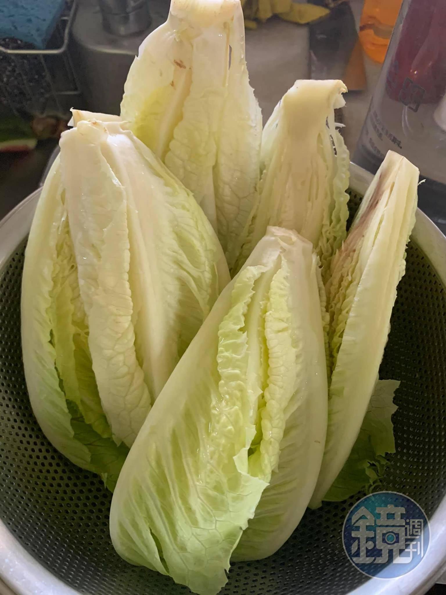 準備蘿蔓當配菜。